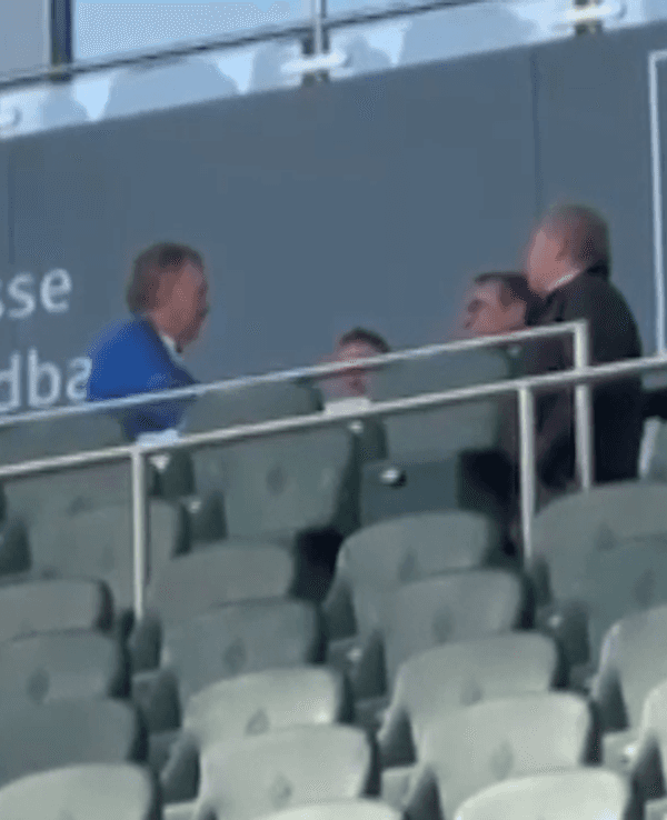 Peter Neururer und mehrere andere Personen sitzen auf der Tribüne im Borussia-Park.