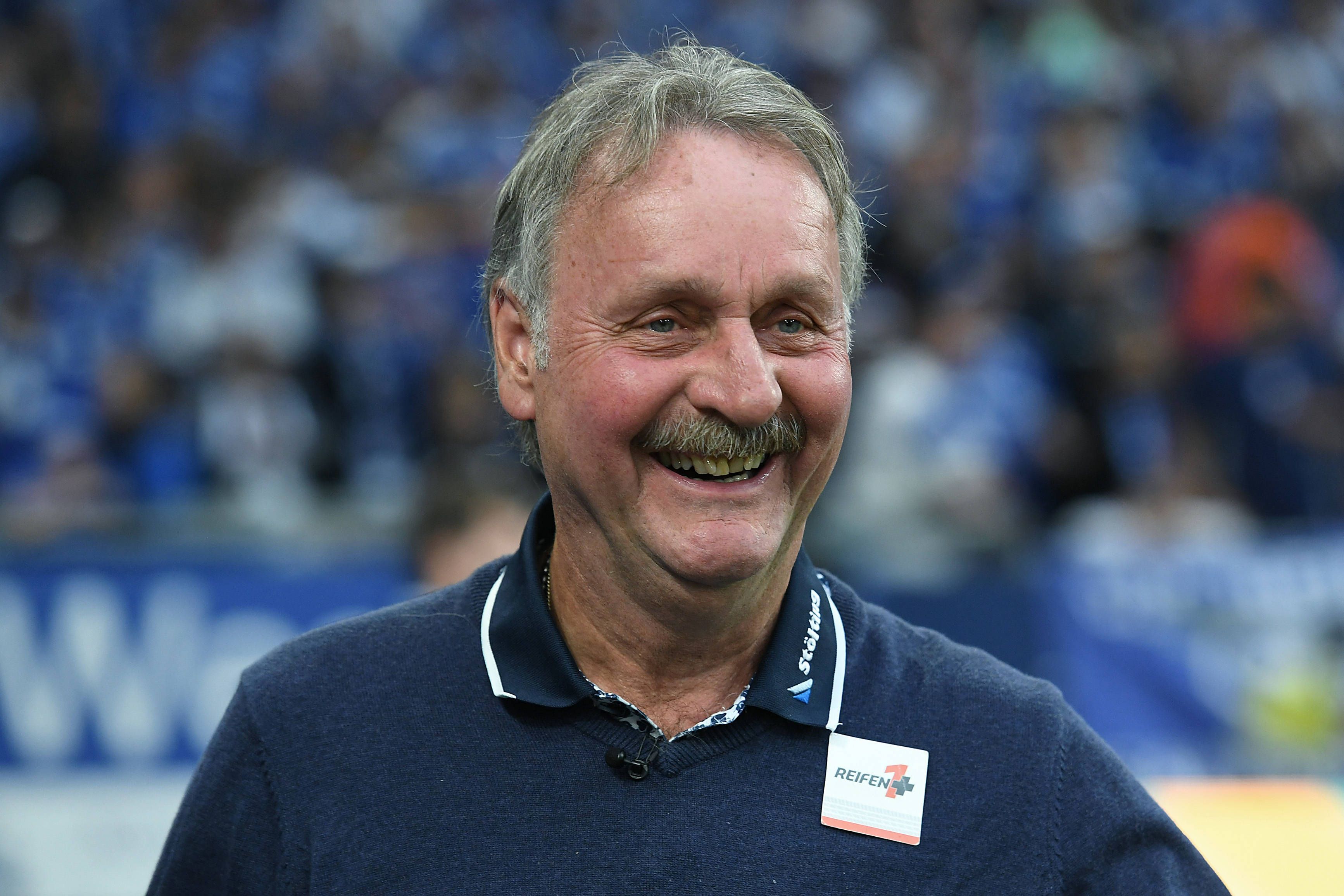 Peter Neururer lacht.