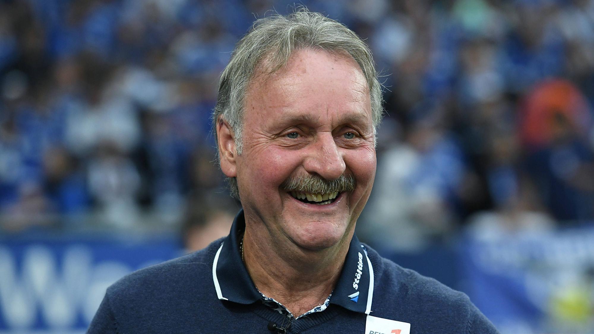 Peter Neururer lacht.