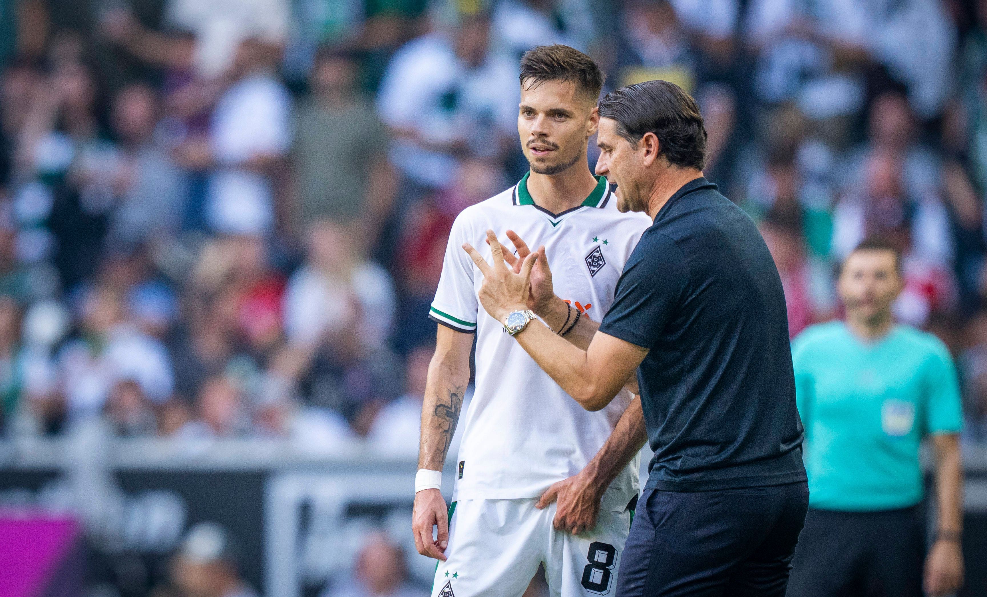 Gerardo Seoane erklärt Julian Weigl etwas am Seitenrand.
