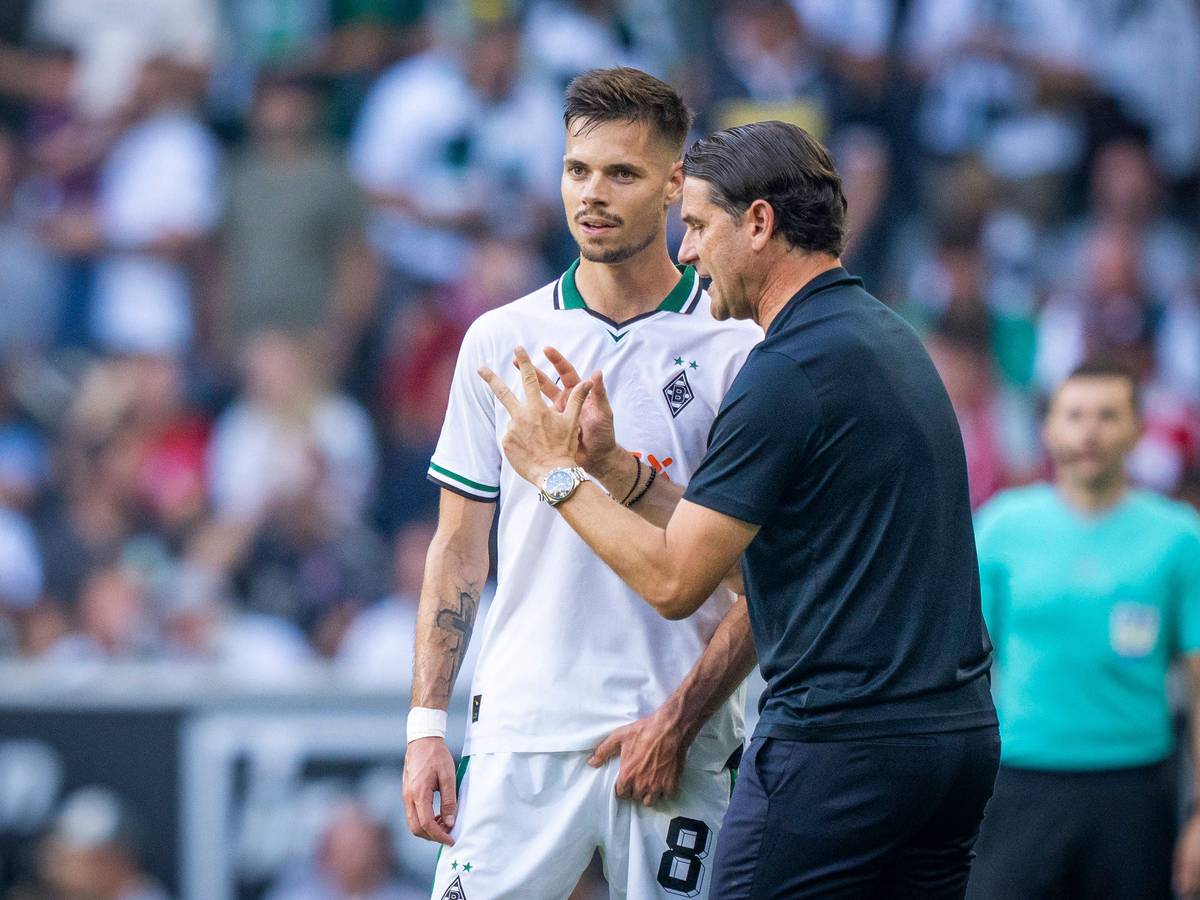 Gerardo Seoane erklärt Julian Weigl etwas am Seitenrand.