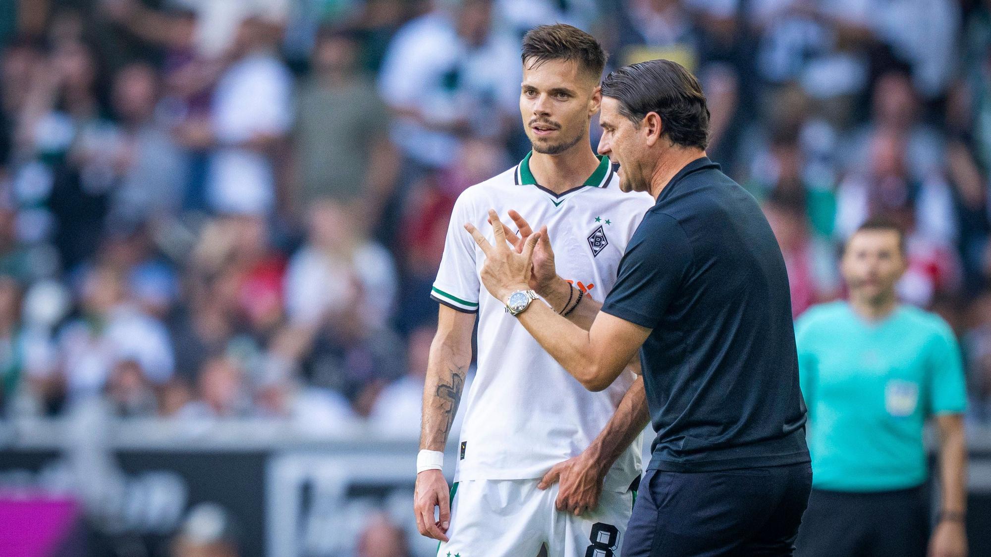 Gerardo Seoane erklärt Julian Weigl etwas am Seitenrand.