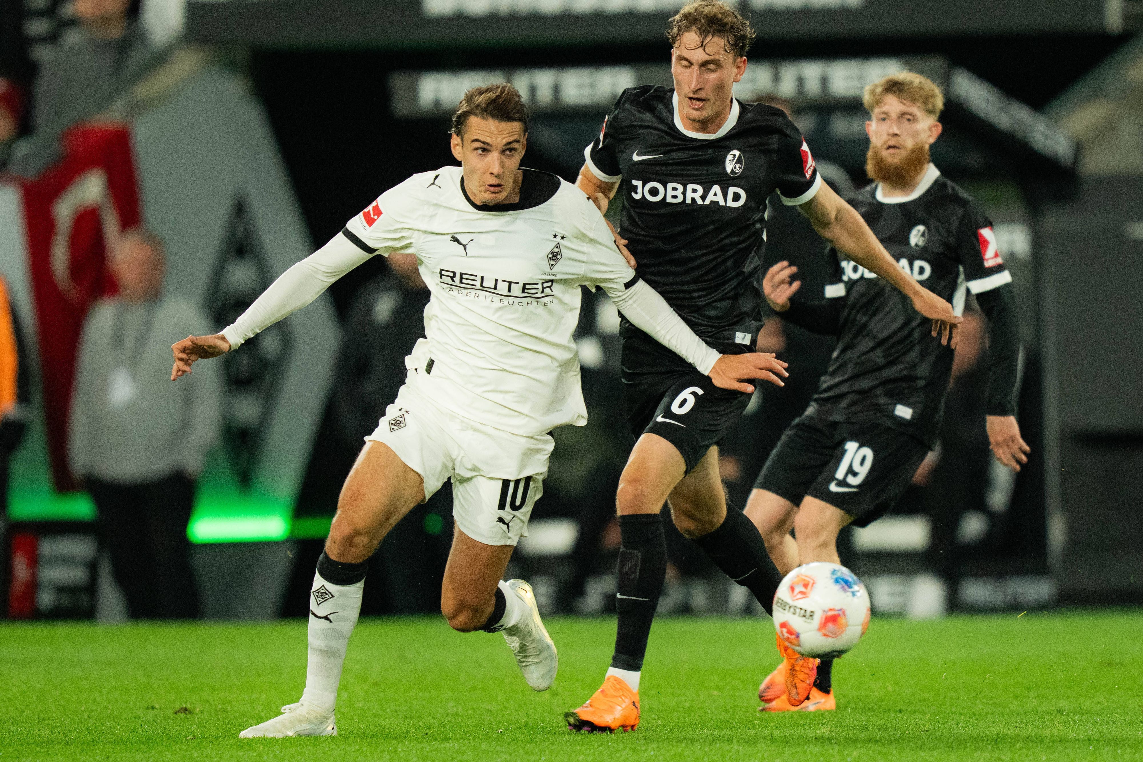 Florian Neuhaus in einem Zweikampf.
