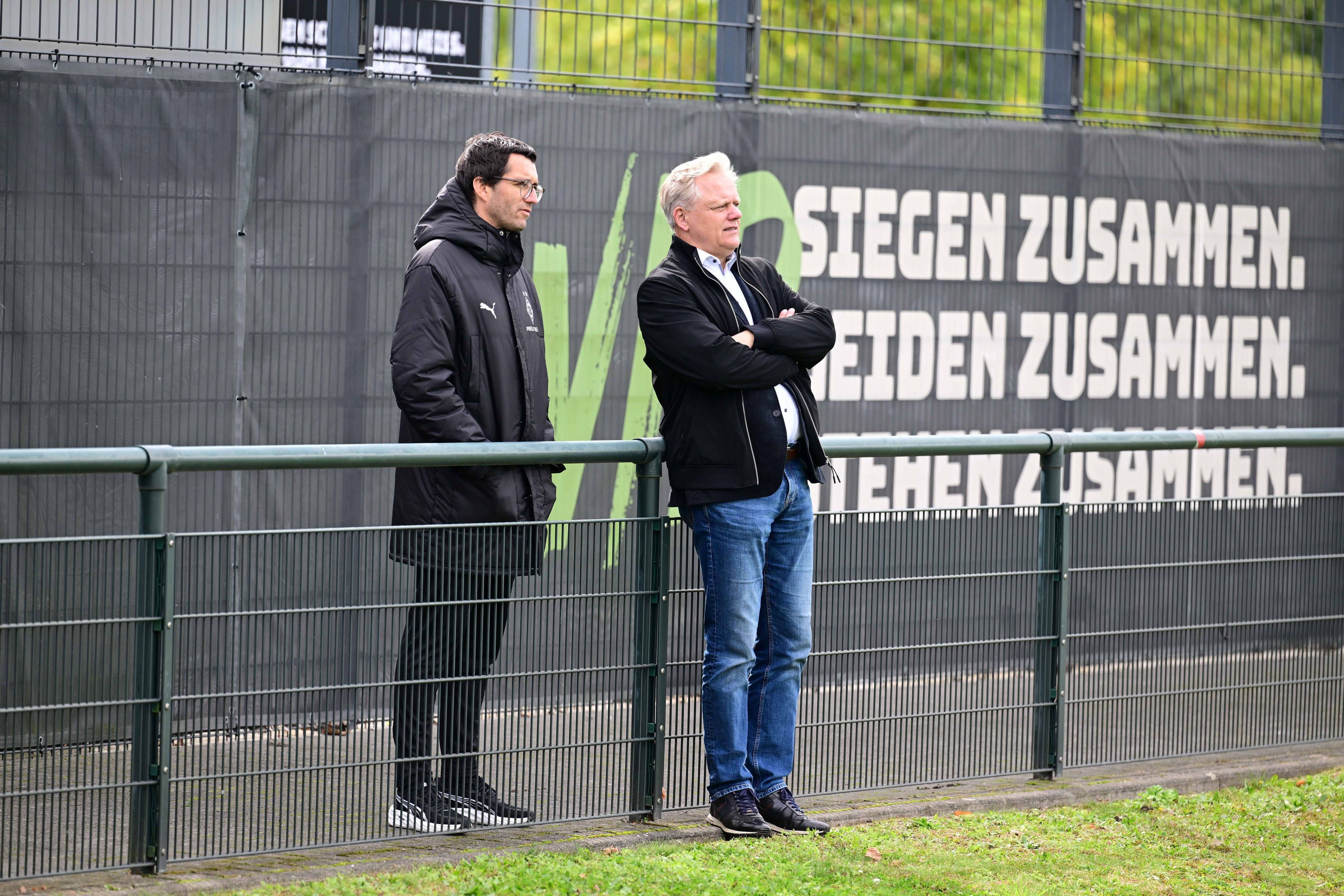 Philipp Schützendorf und Stefan Stegemann am Trainingsgelände.