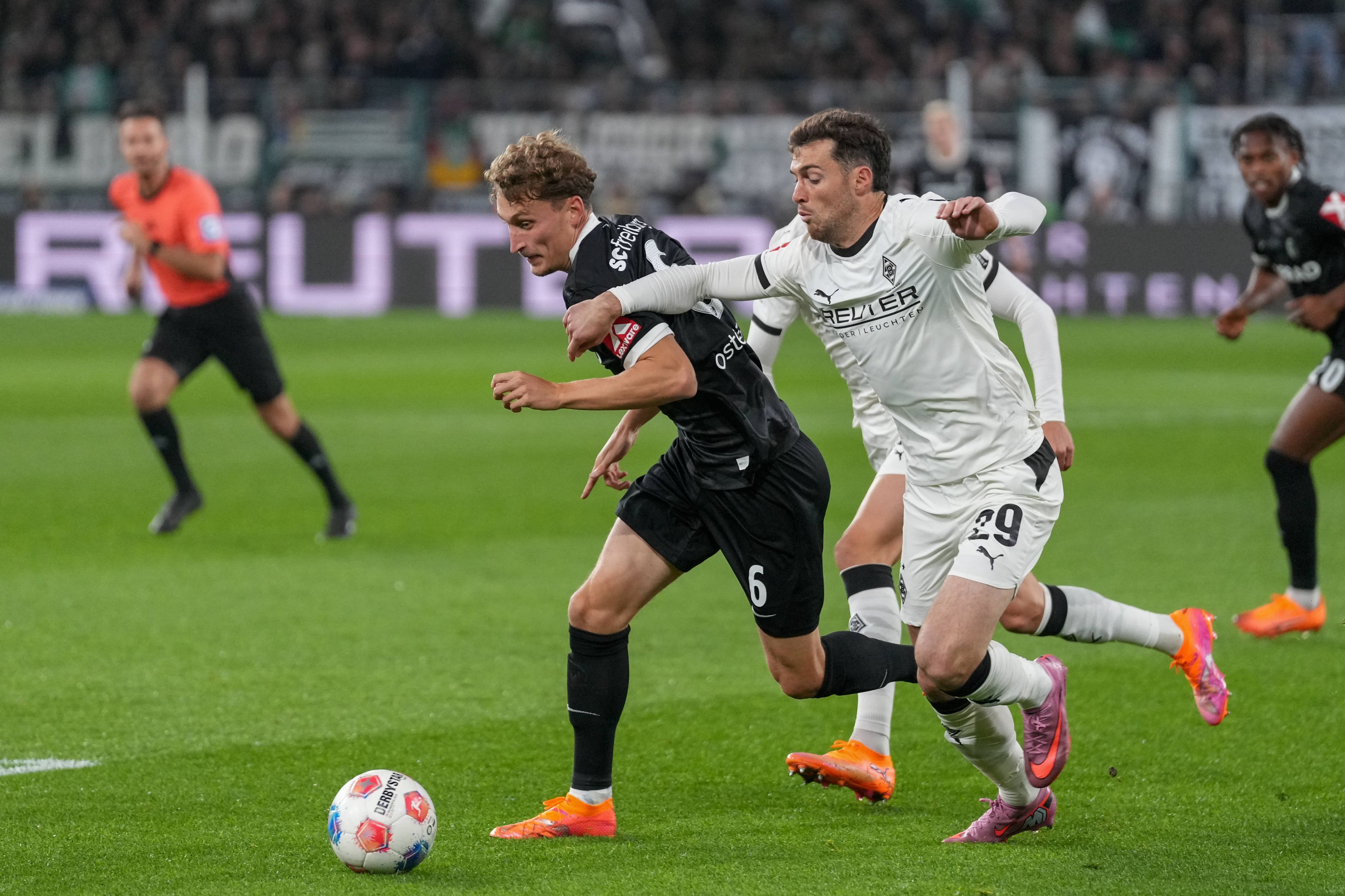Joe Scally läuft dem Ball hinterher.