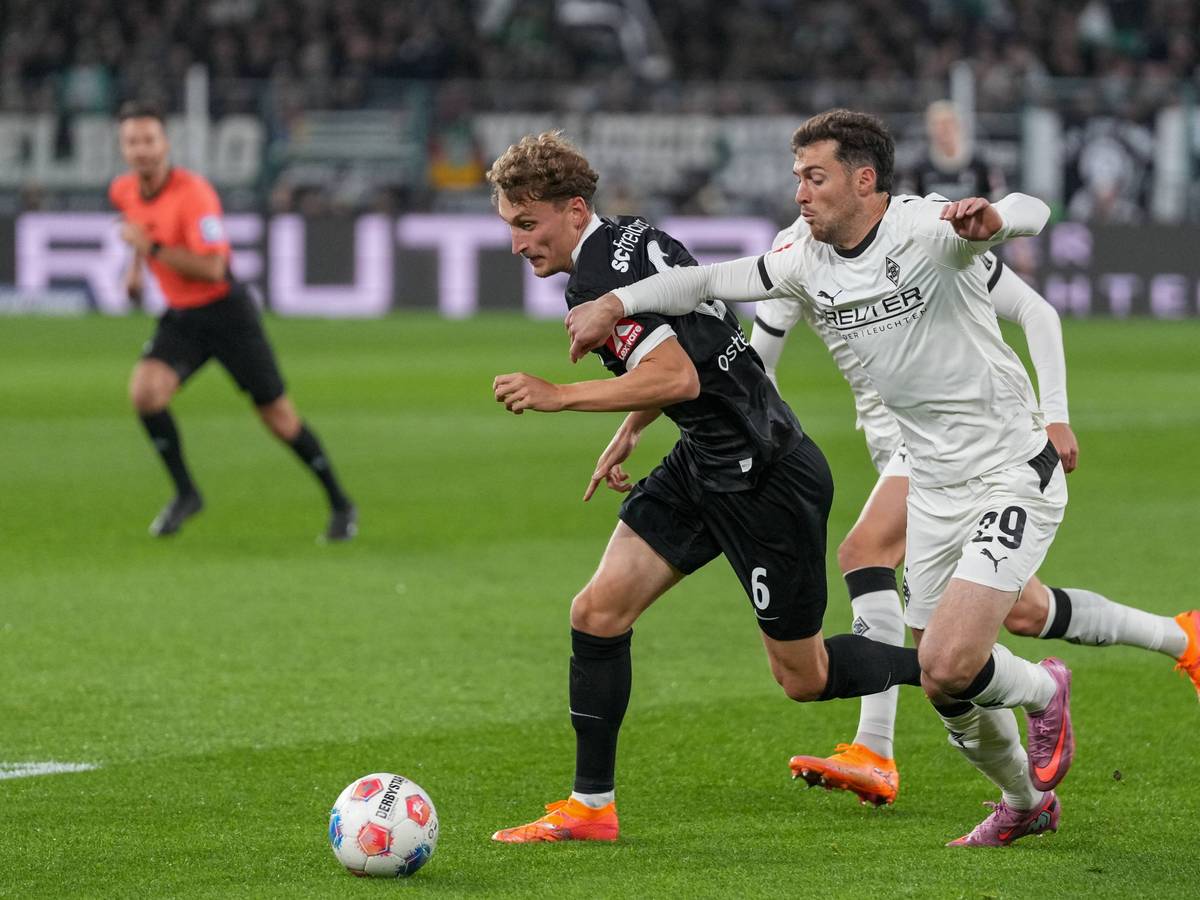 Joe Scally läuft dem Ball hinterher.
