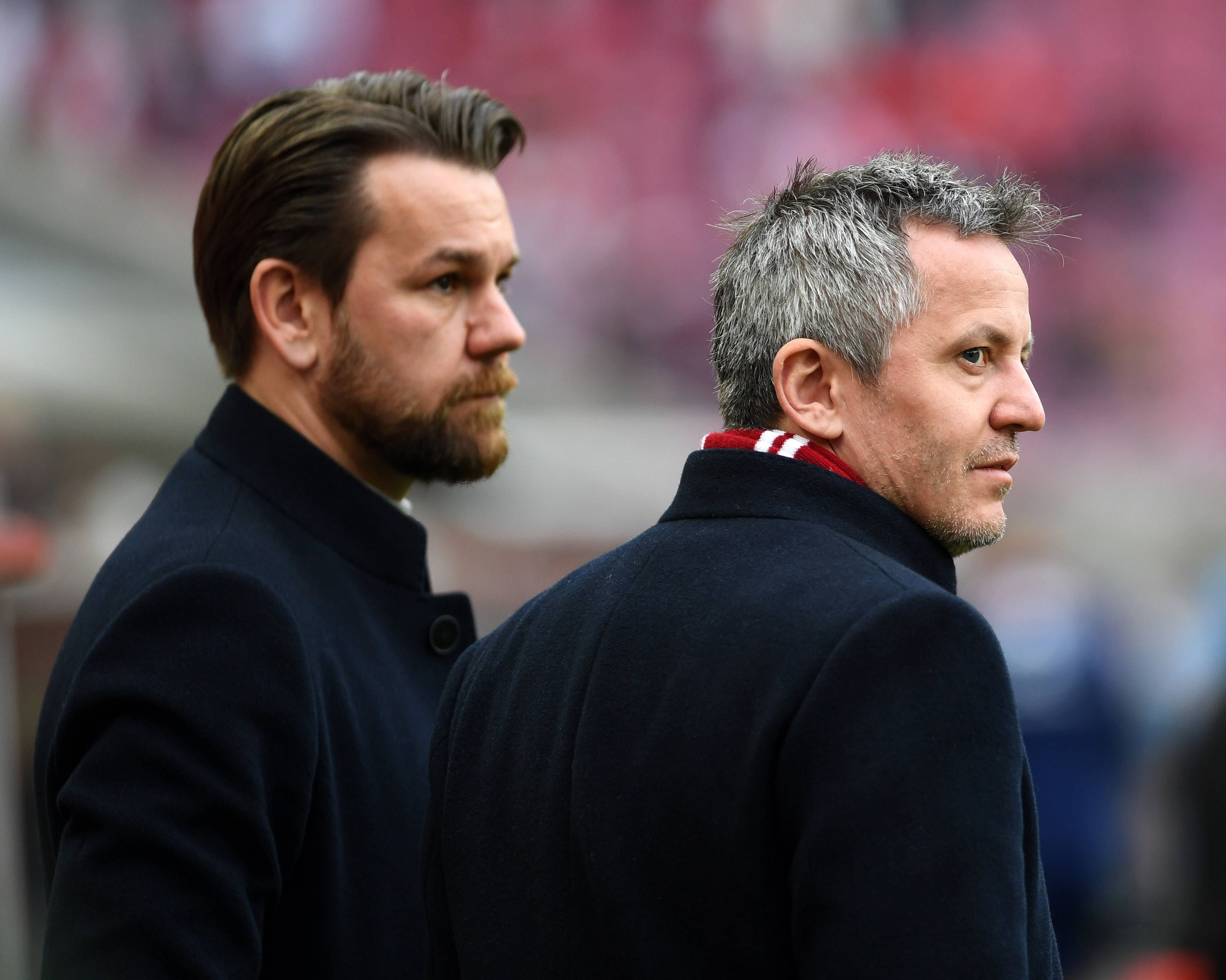 Thomas Kessler und Philipp Türoff im Profil an der Seitenlinie in Köln.