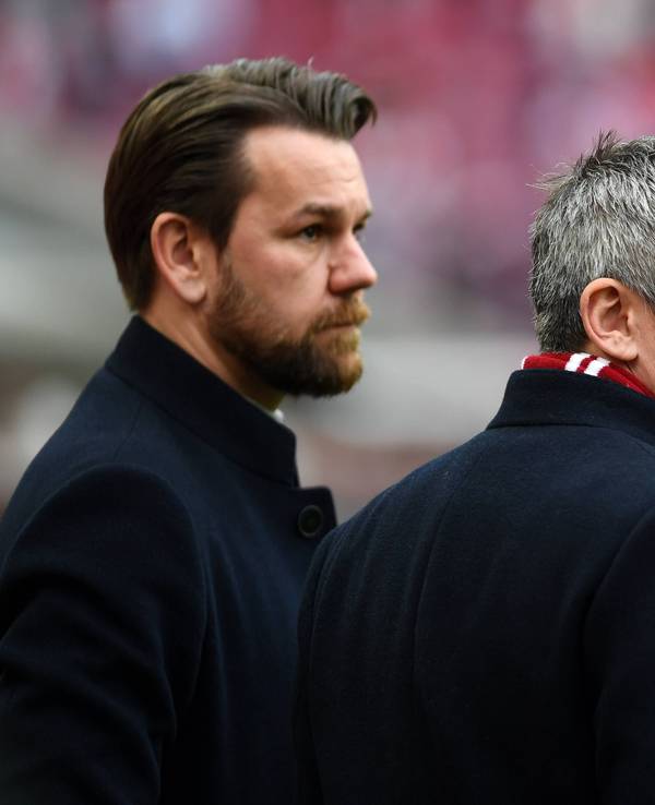 Thomas Kessler und Philipp Türoff im Profil an der Seitenlinie in Köln.