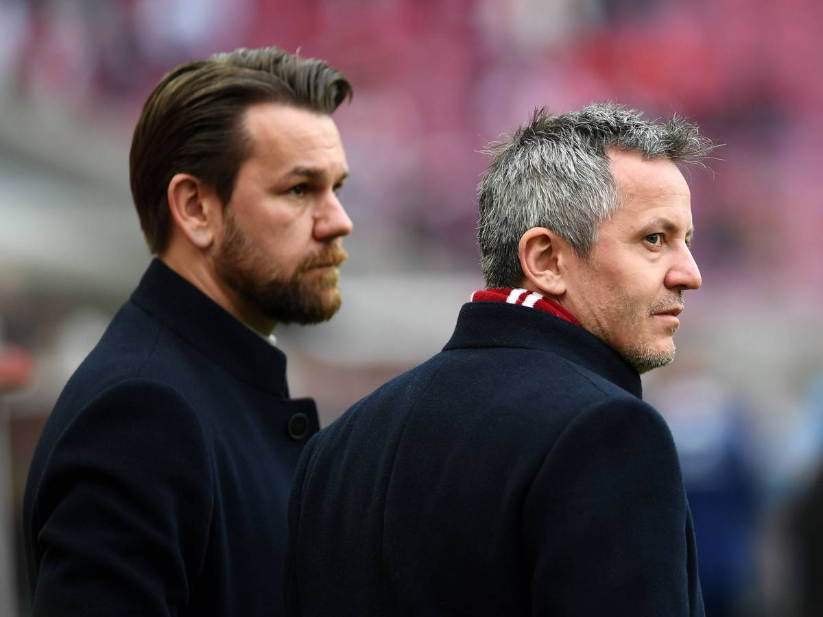 Thomas Kessler und Philipp Türoff im Profil an der Seitenlinie in Köln.