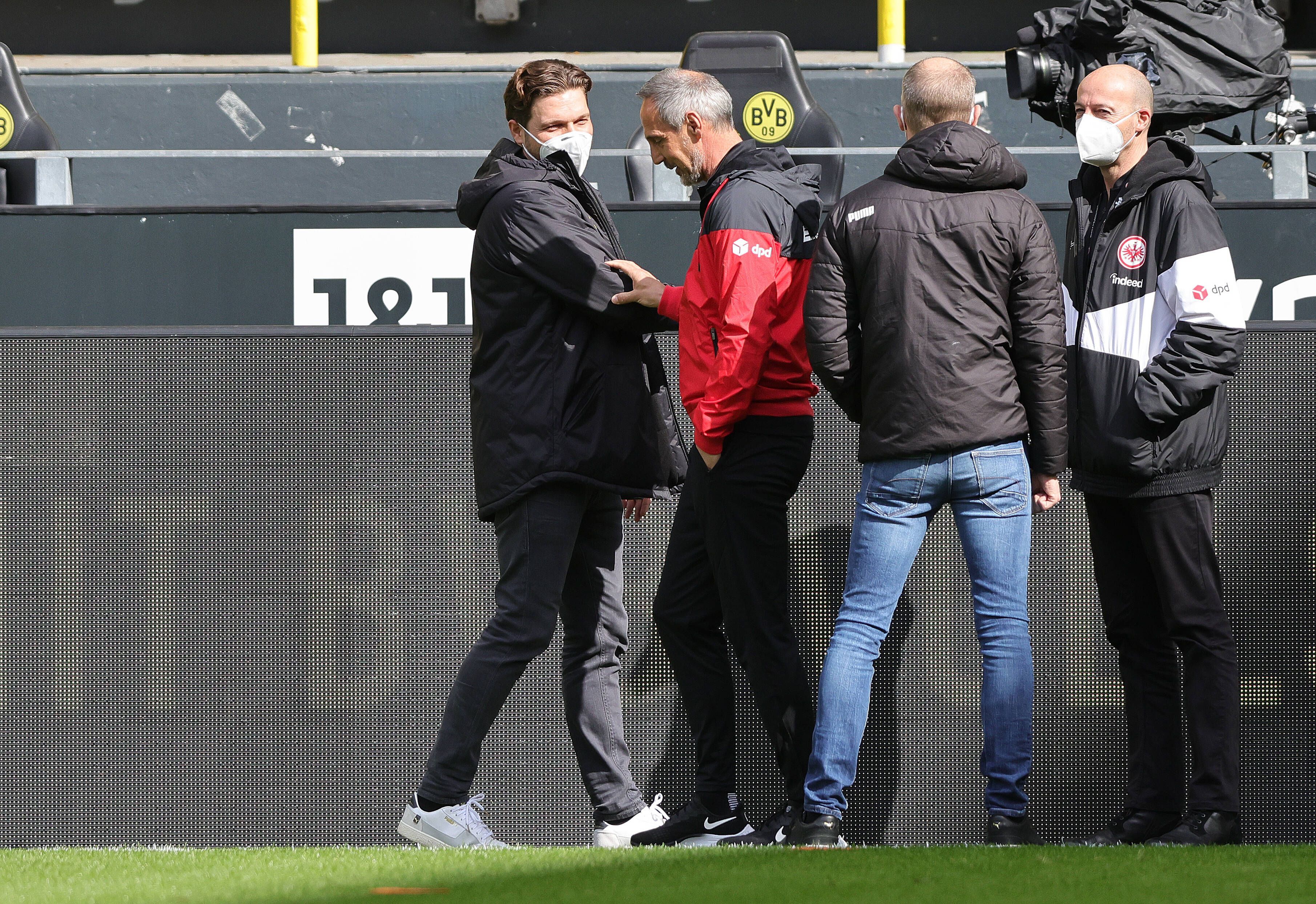 Edin Terzić und Adi Hütter vor einem Bundesliga-Spiel.
