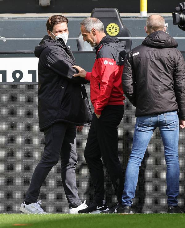 Edin Terzić und Adi Hütter vor einem Bundesliga-Spiel.