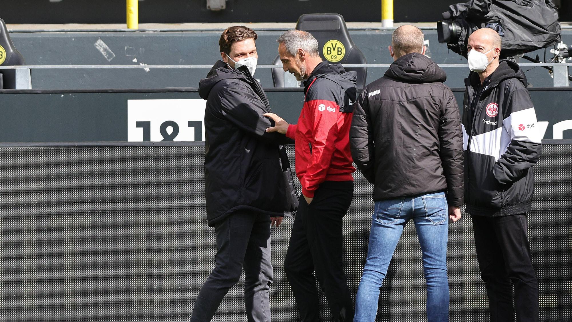 Edin Terzić und Adi Hütter vor einem Bundesliga-Spiel.