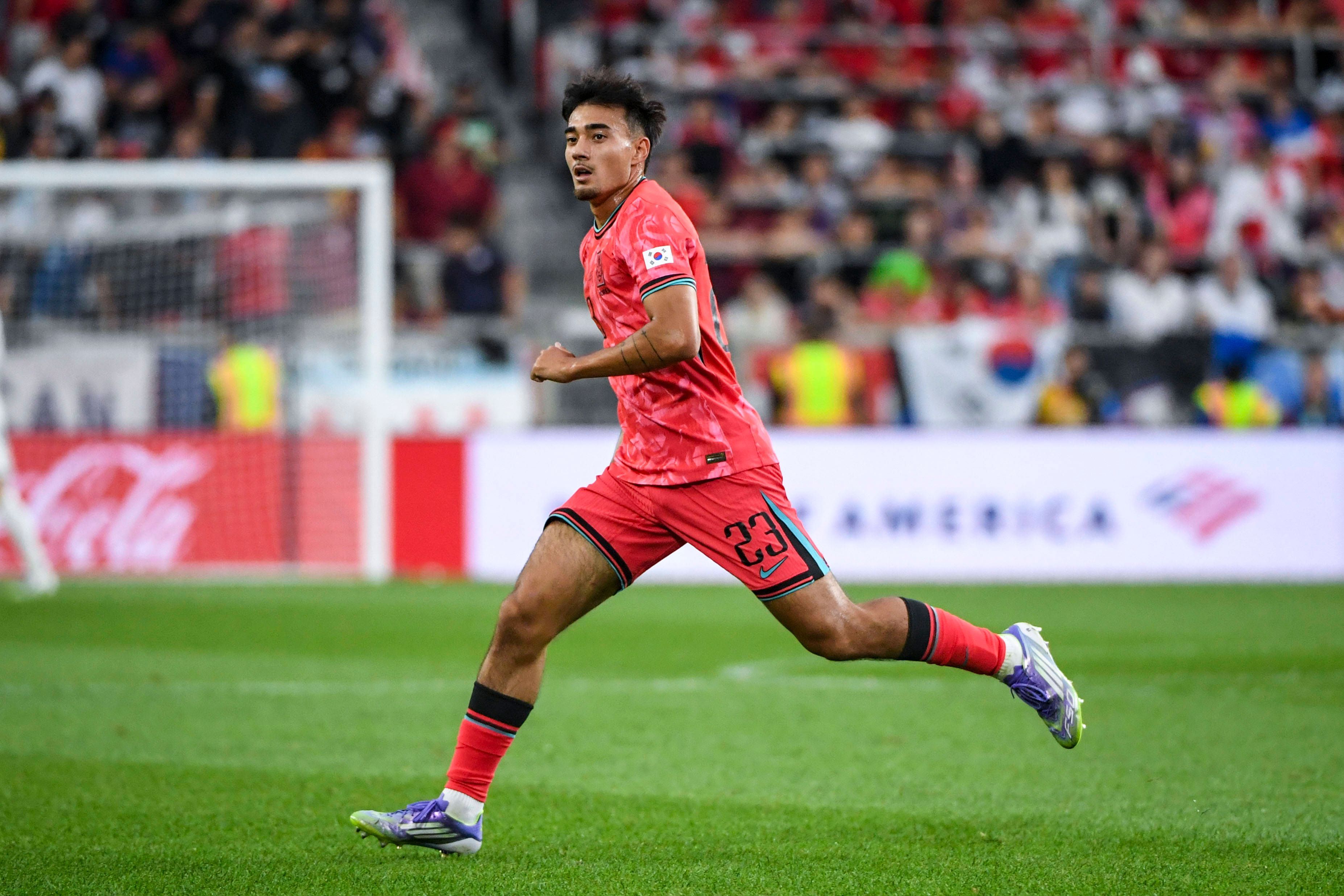 Jens Castrop läuft im Südkorea-Trikot über den Platz.