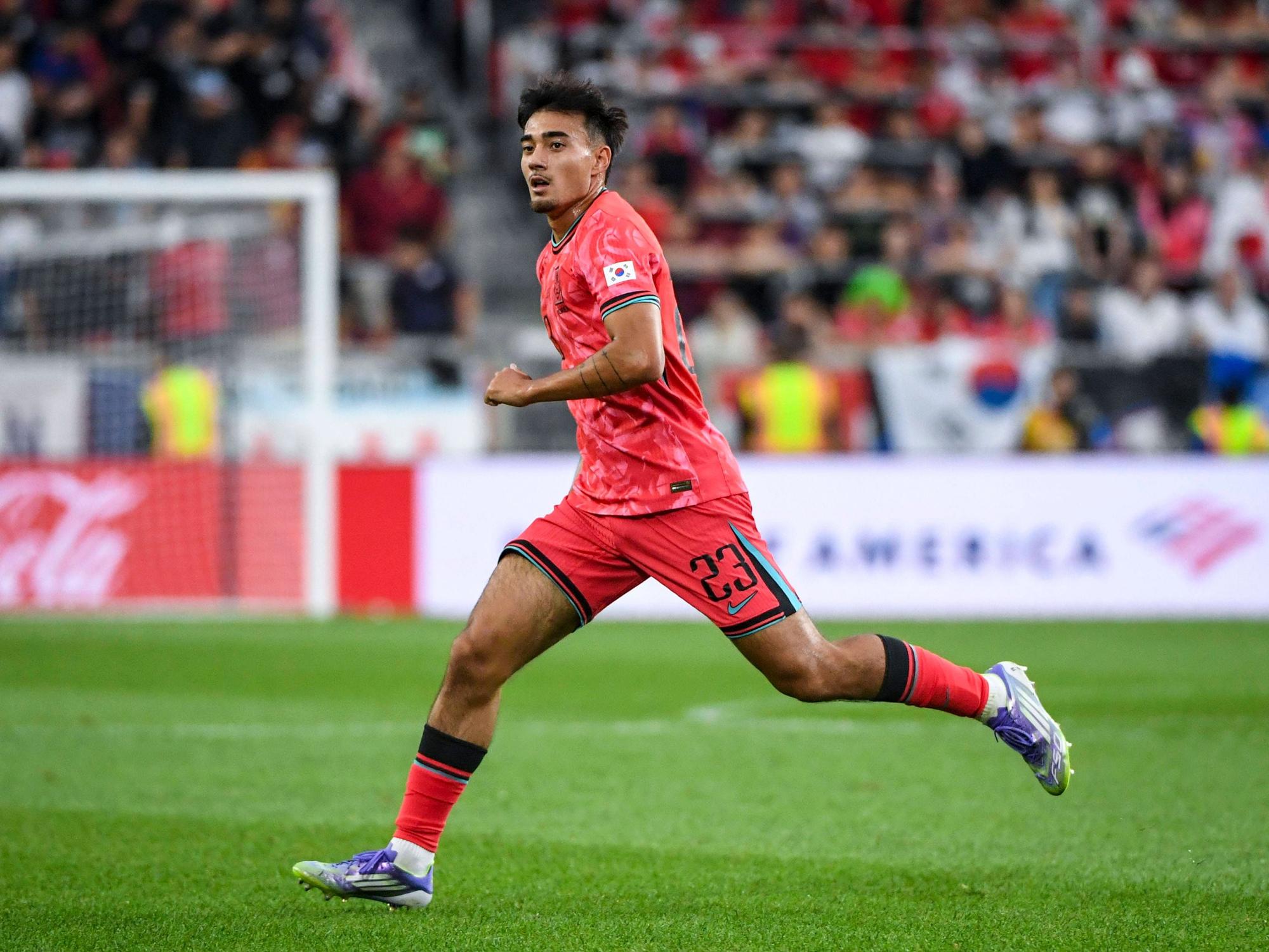 Jens Castrop läuft im Südkorea-Trikot über den Platz.