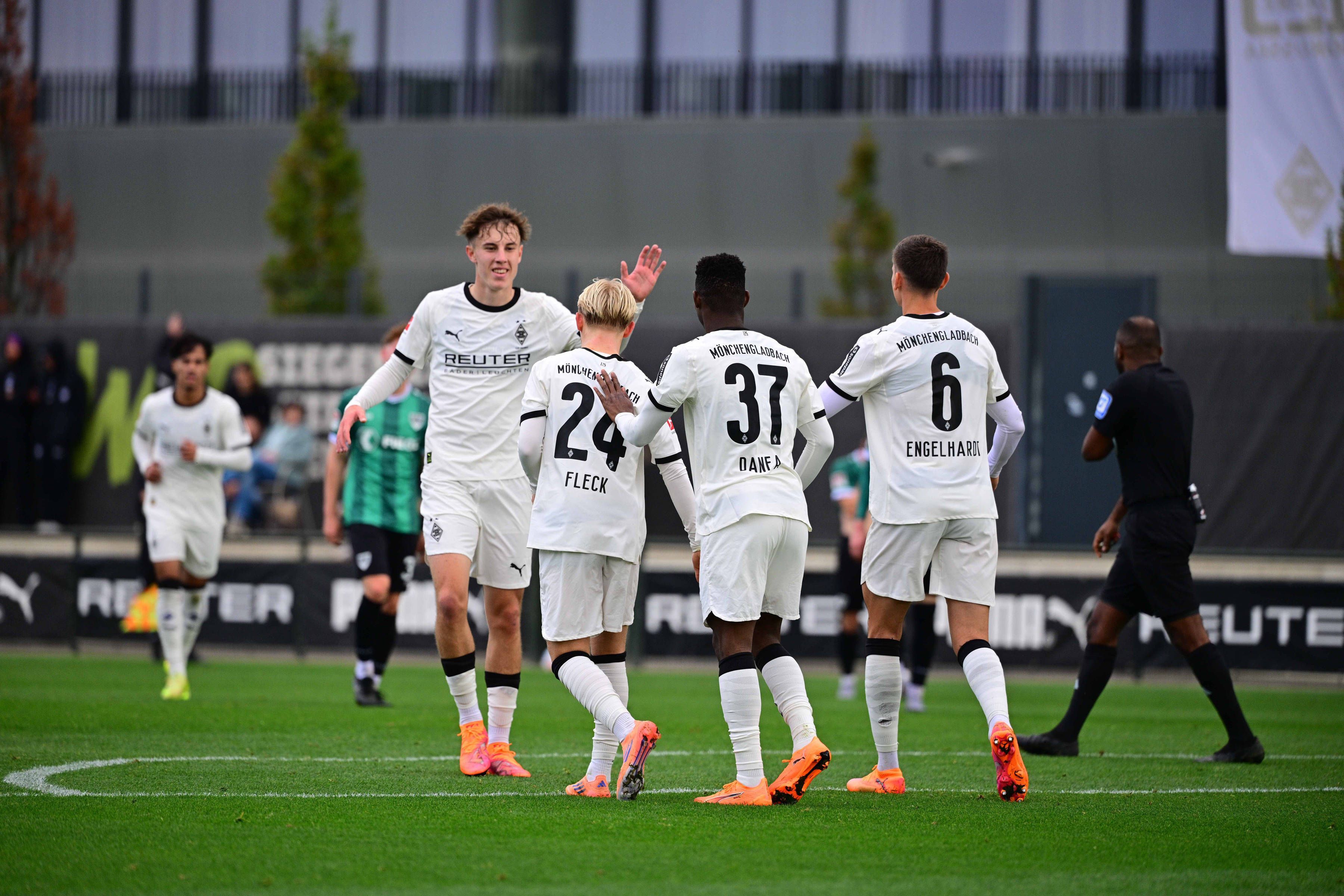 Talente und Profis von Borussia Mönchengladbach freuen sich über ein Tor im Testspiel gegen Preußen Münster.