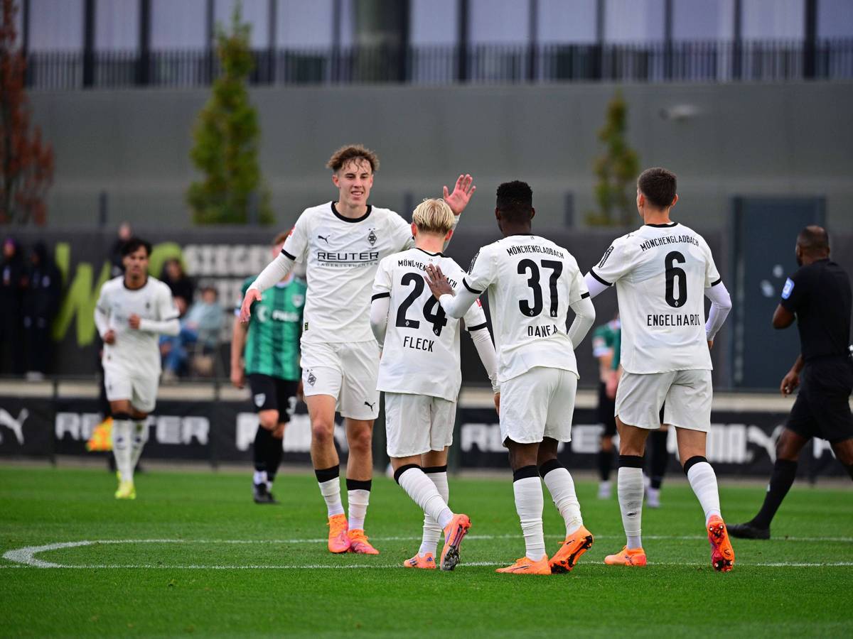 Talente und Profis von Borussia Mönchengladbach freuen sich über ein Tor im Testspiel gegen Preußen Münster.