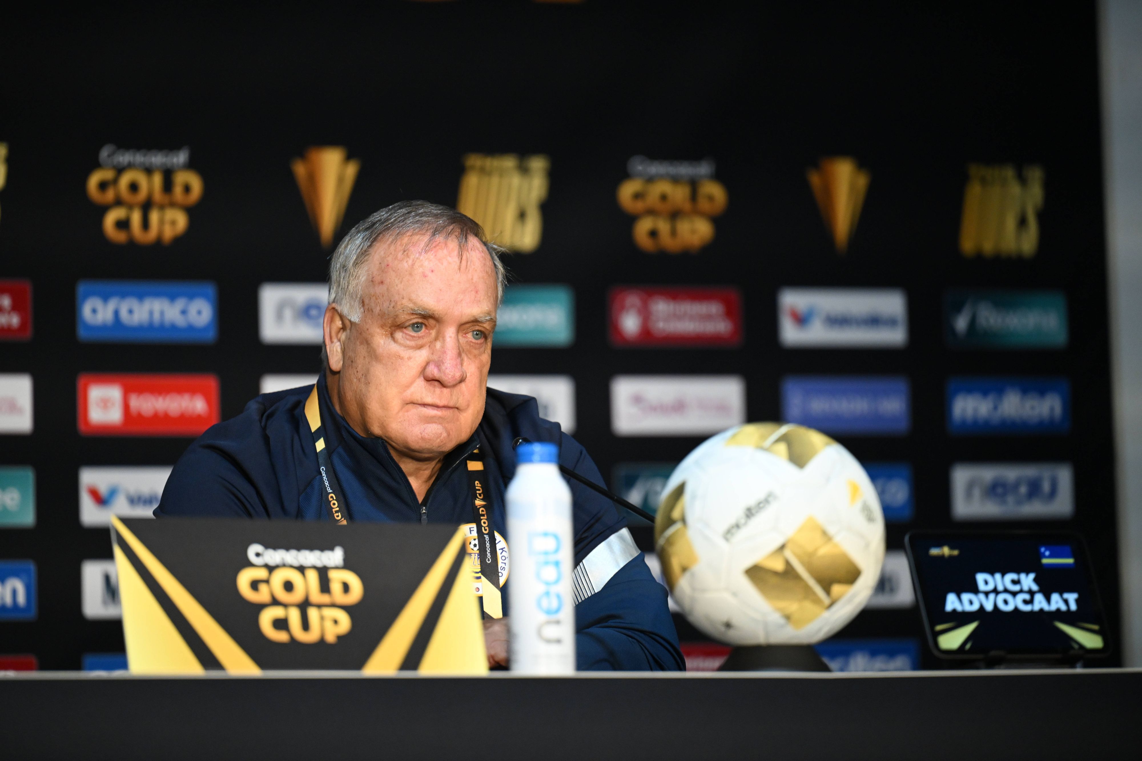 Dick Advocaat sitzt bei einer Pressekonferenz vor eine Mikrofon.
