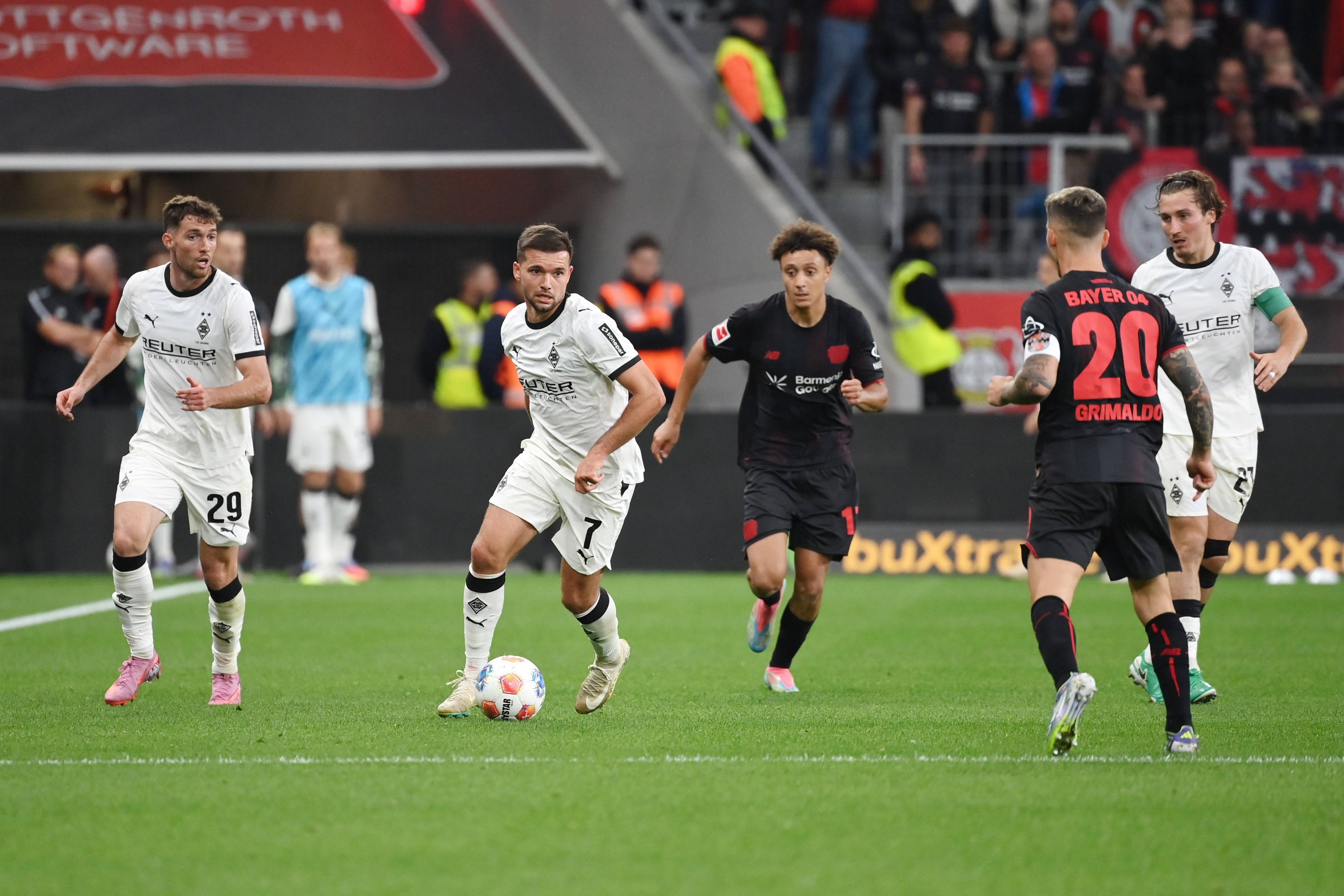 Kevin Stöger mit dem Fuß am Ball.