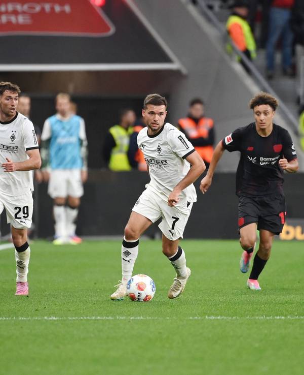 Kevin Stöger mit dem Fuß am Ball.
