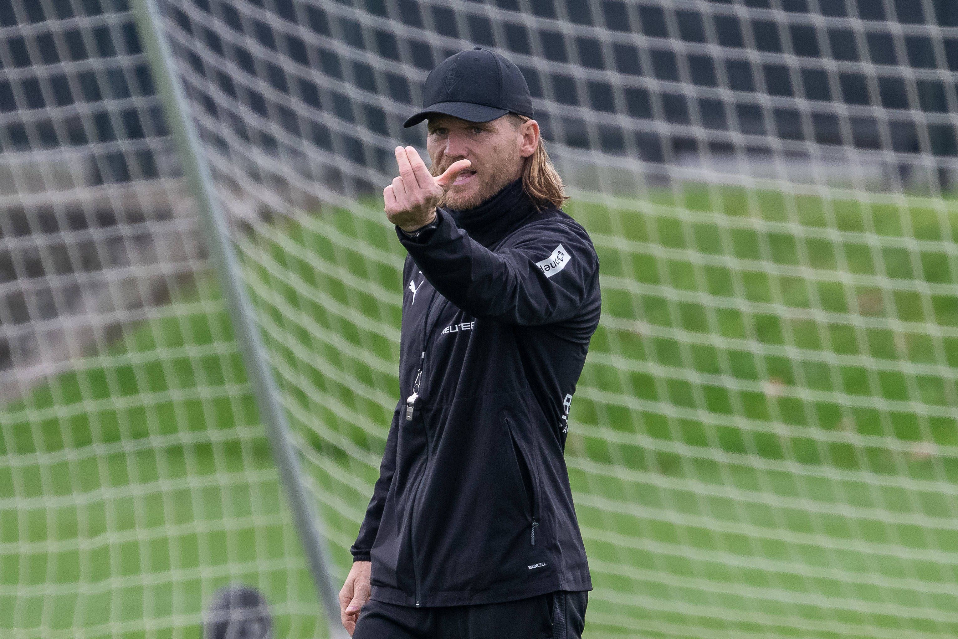 Eugen Polanski gestikulier im Training.