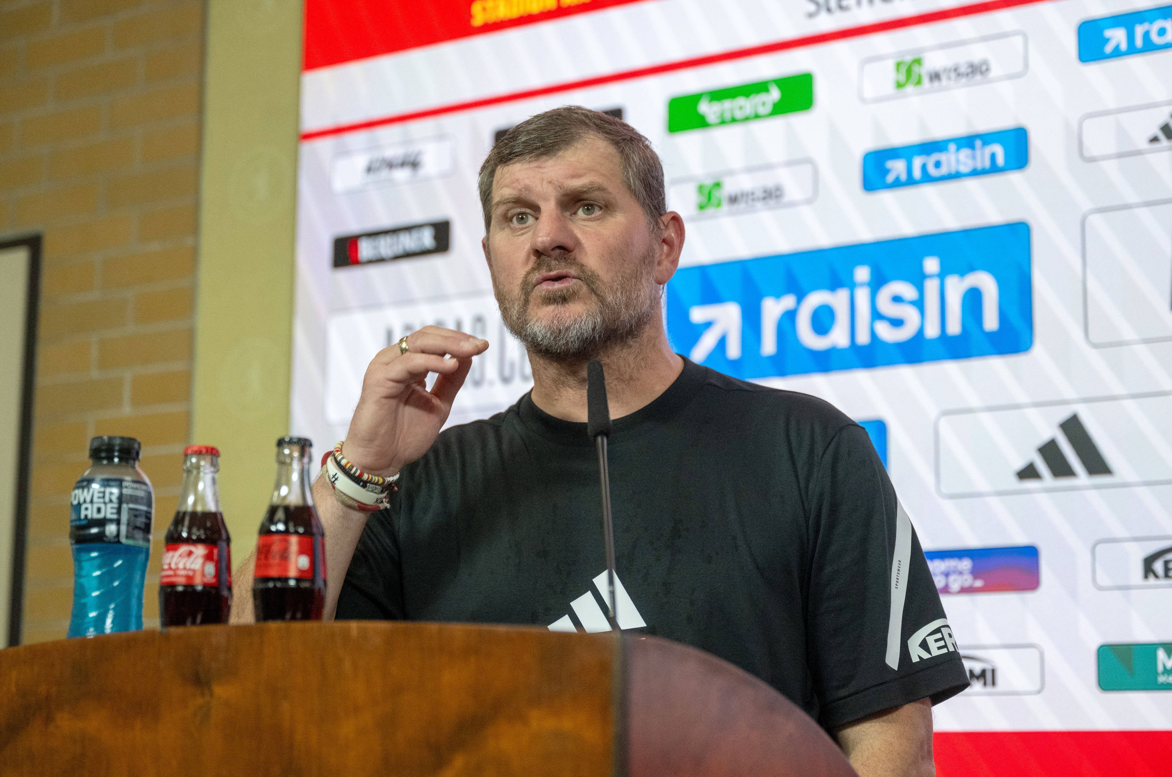Union-Coach Steffen Baumgart spricht bei einer Pressekonferenz zu den Journalisten.