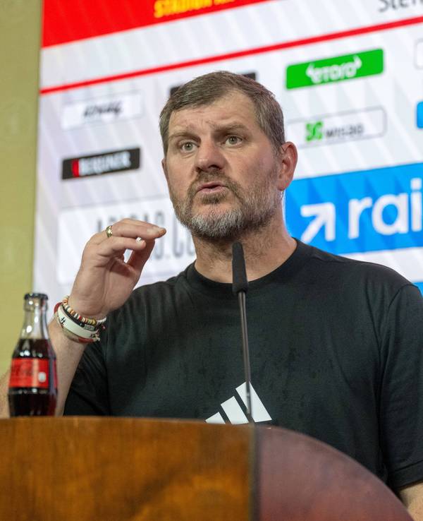 Union-Coach Steffen Baumgart spricht bei einer Pressekonferenz zu den Journalisten.