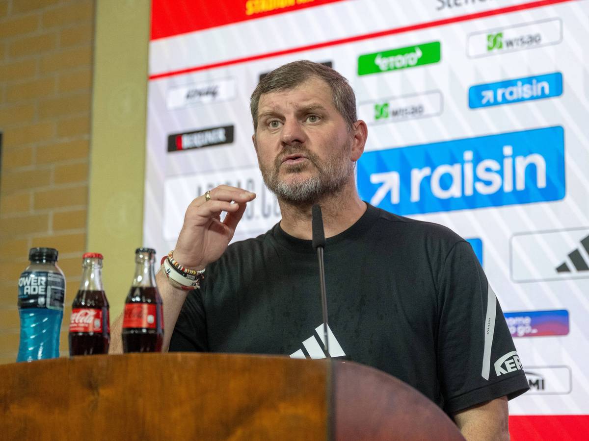 Union-Coach Steffen Baumgart spricht bei einer Pressekonferenz zu den Journalisten.