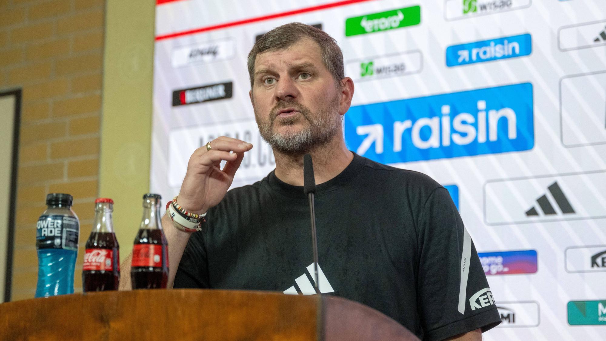Union-Coach Steffen Baumgart spricht bei einer Pressekonferenz zu den Journalisten.