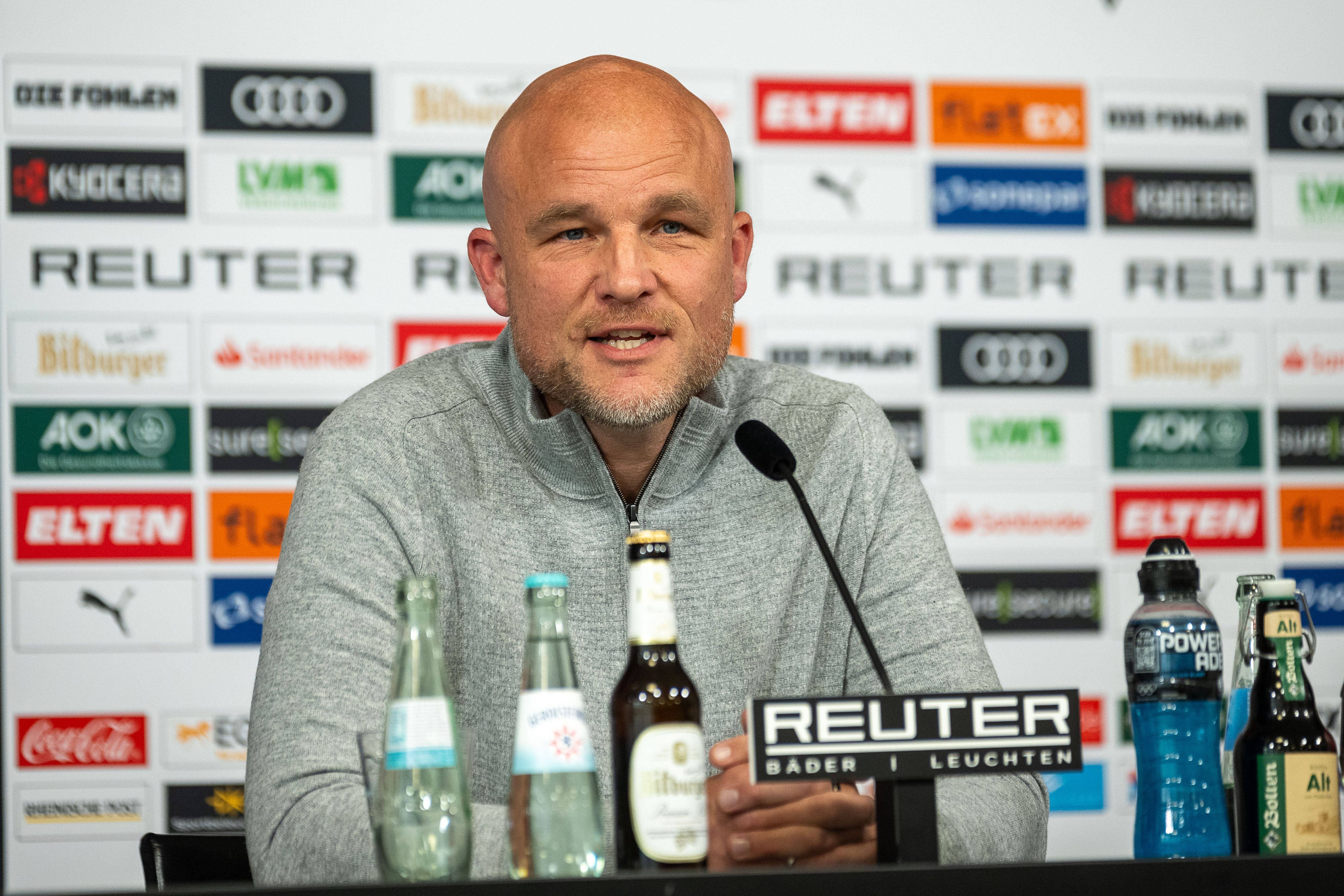 Rouven Schröder spricht bei seiner ersten Pressekonferenz als Sport-Boss bei Borussia Mönchengladbach.