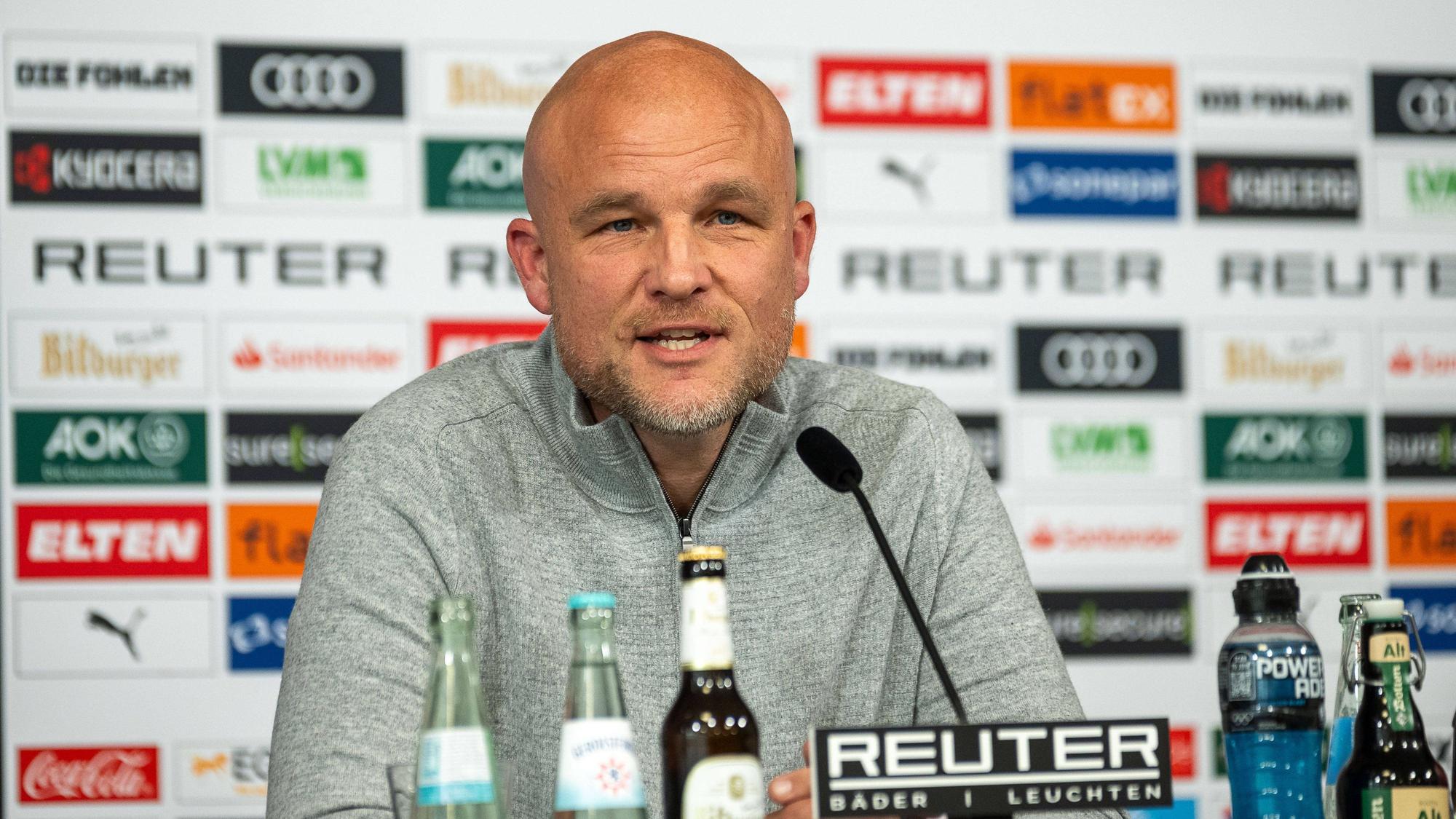 Rouven Schröder spricht bei seiner ersten Pressekonferenz als Sport-Boss bei Borussia Mönchengladbach.
