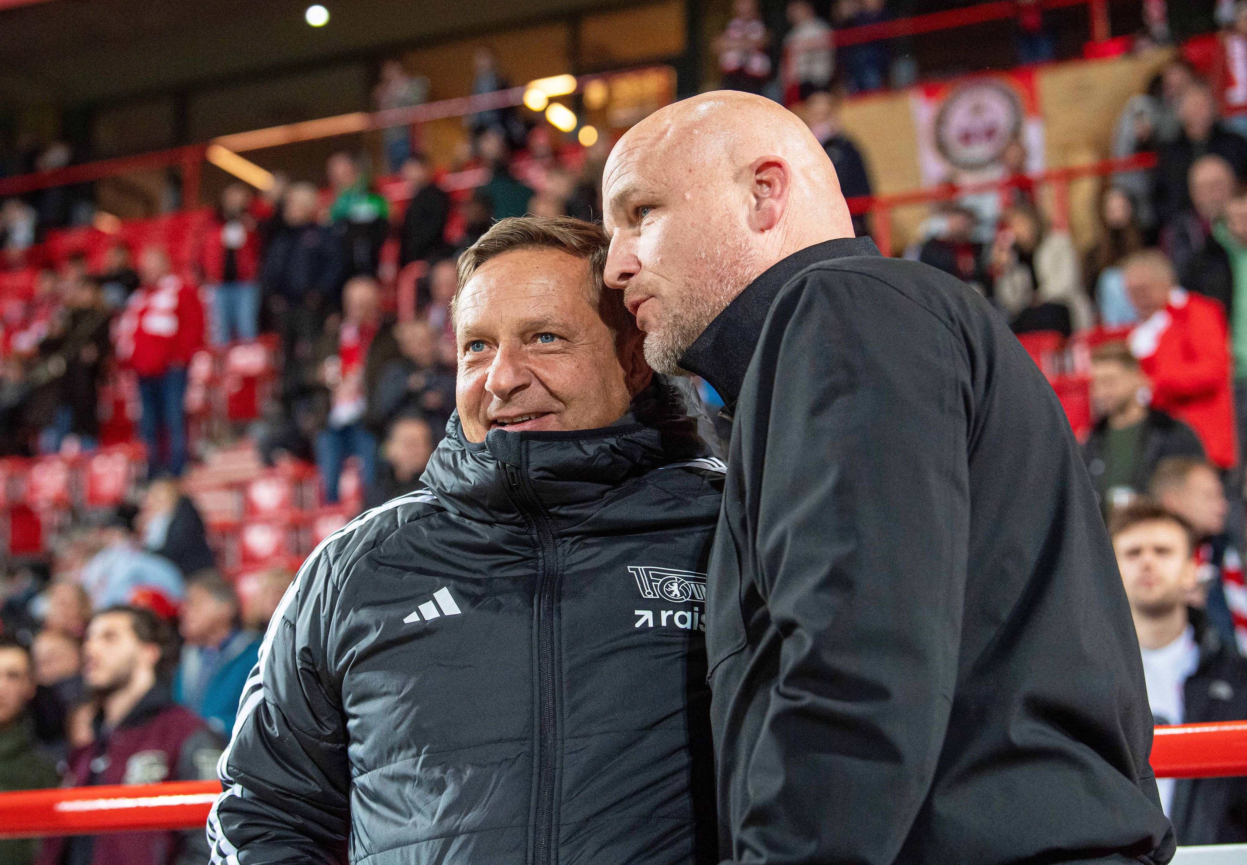 Rouven Schröder begrüßt Unions Sportboss Horst Heldt.