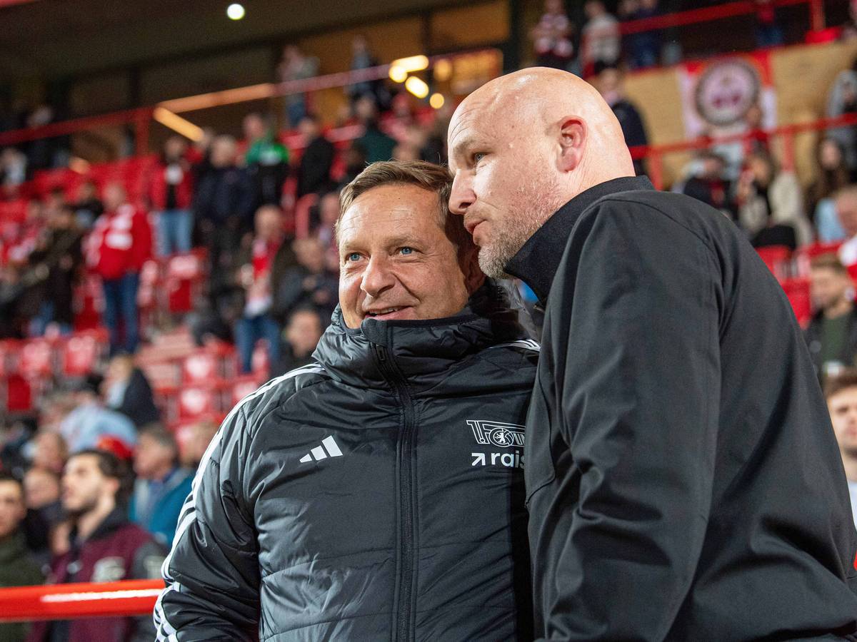 Rouven Schröder begrüßt Unions Sportboss Horst Heldt.
