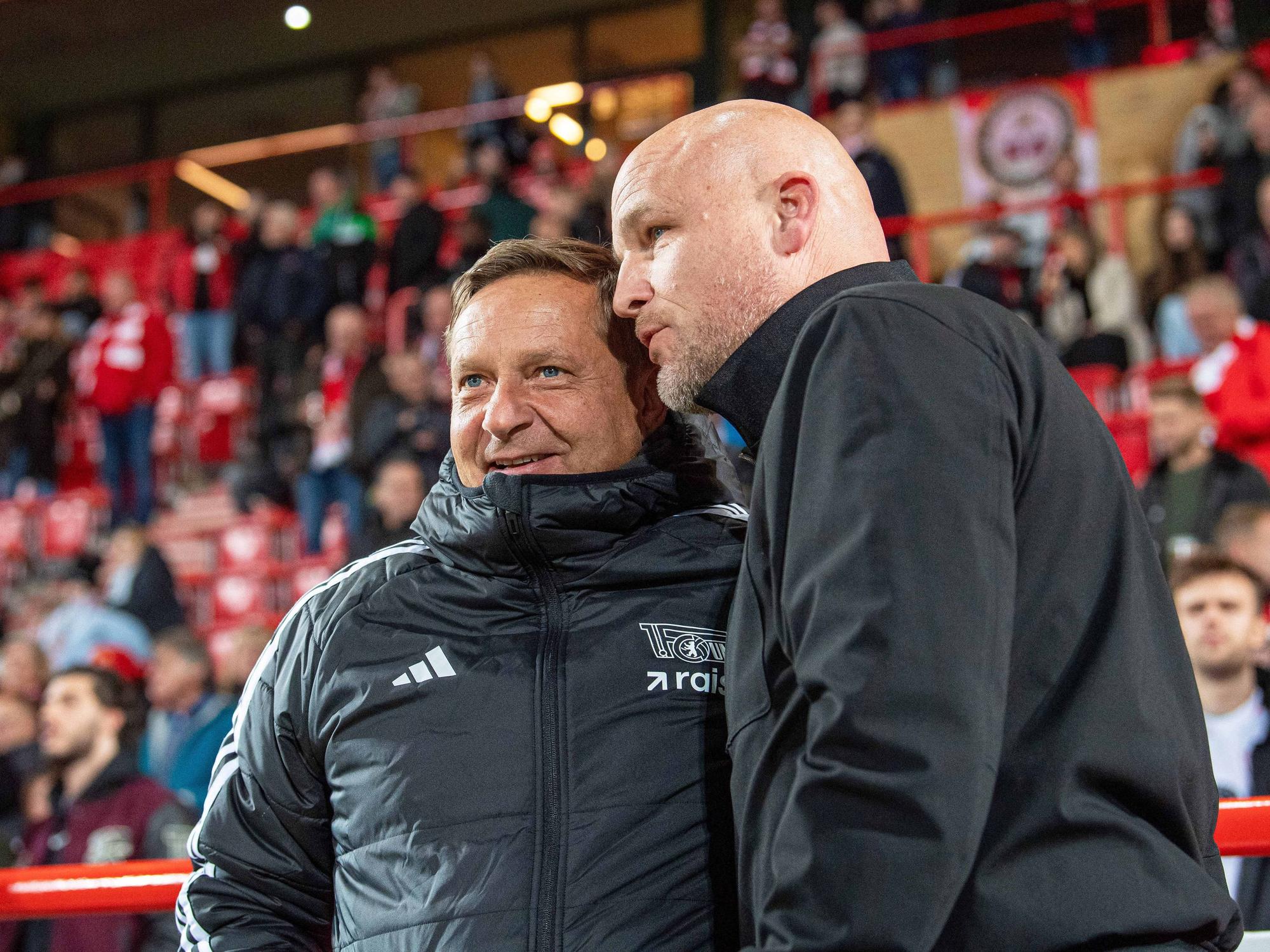 Rouven Schröder begrüßt Unions Sportboss Horst Heldt.