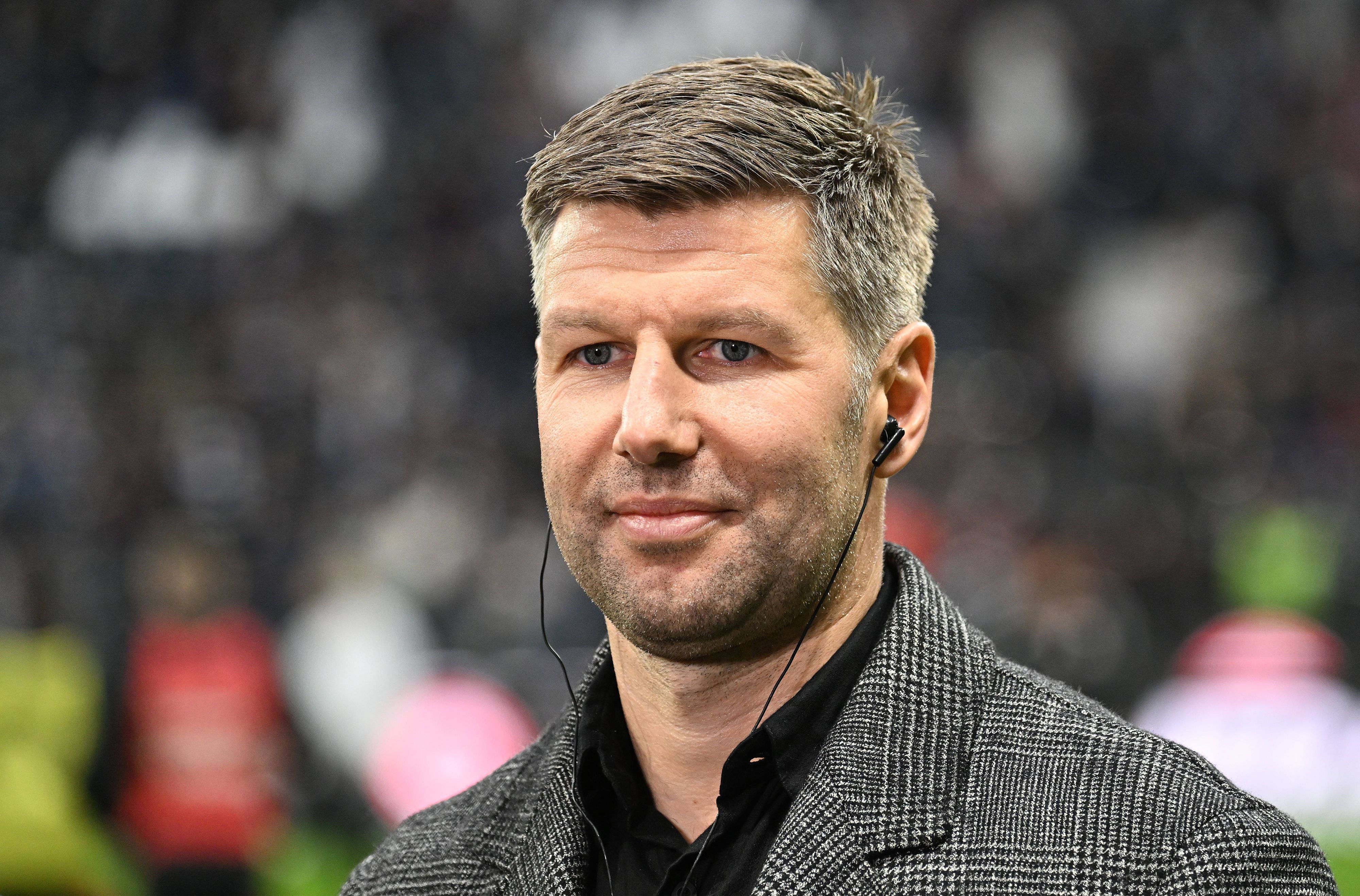 Thomas Hitzlsperger mit In-Ear-Kopfhörern.