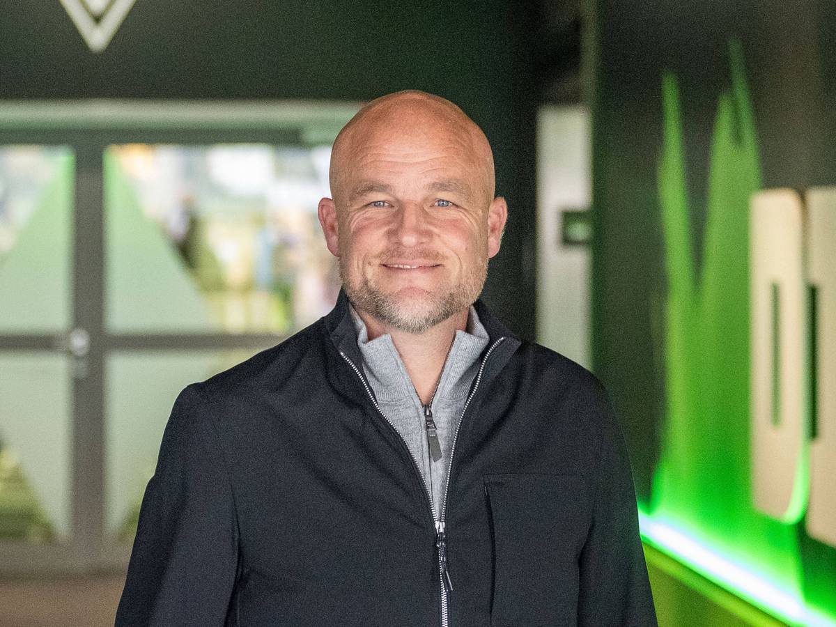 Rouven Schröder posiert auf dem Vereinsgelände von Borussia Mönchengladbach.