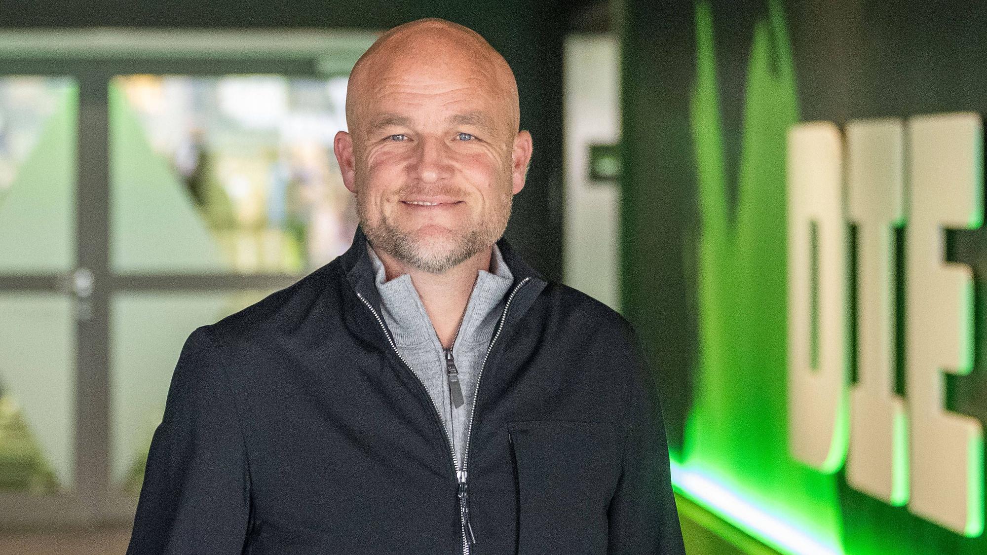 Rouven Schröder posiert auf dem Vereinsgelände von Borussia Mönchengladbach.