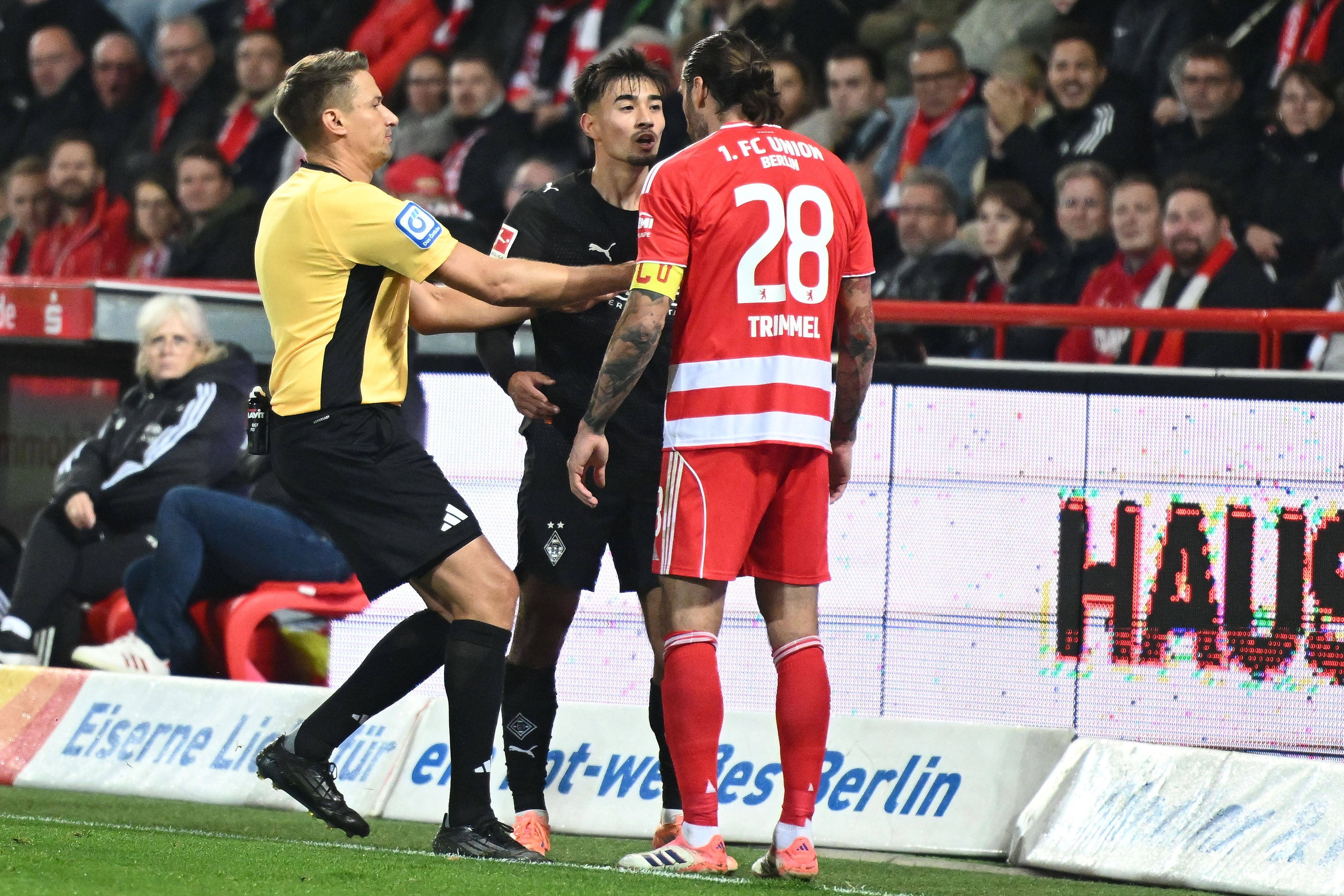 Jens Castrop und Christopher Trimmel diskutieren.