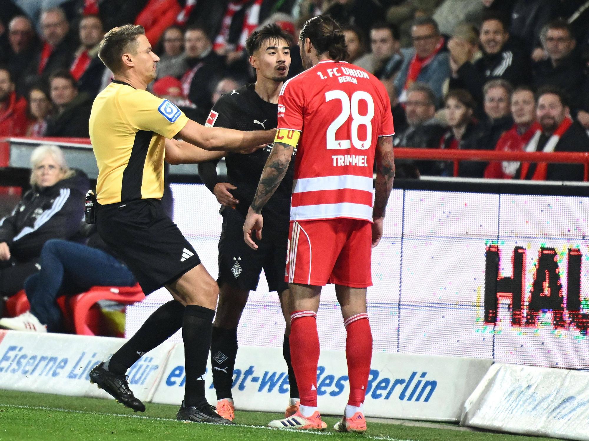 Jens Castrop und Christopher Trimmel diskutieren.