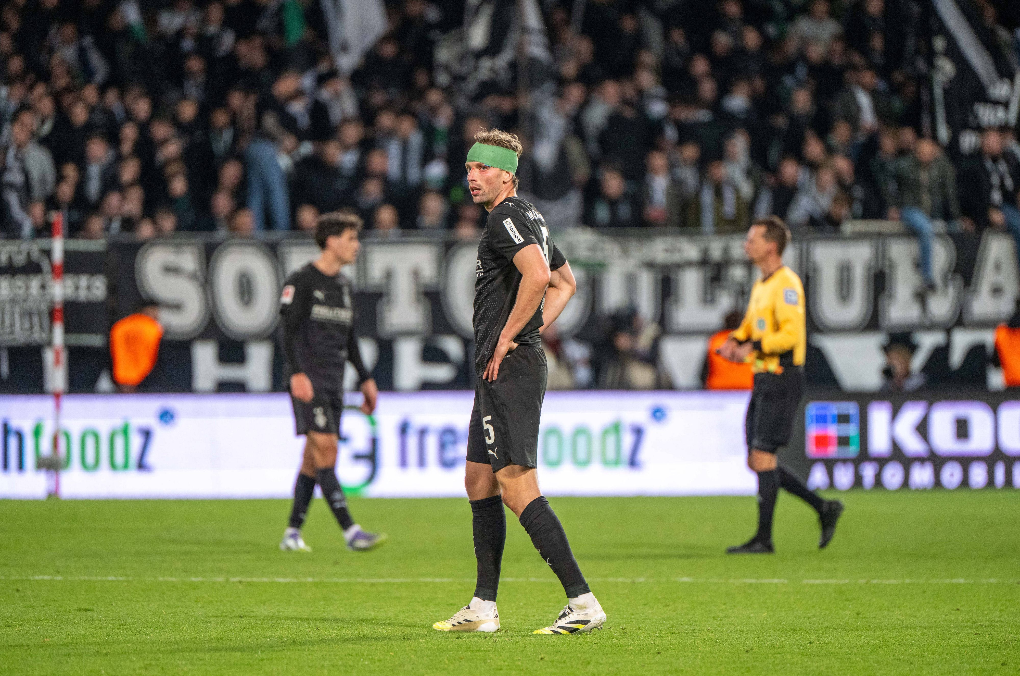 Marvin Friedrich mit einer grünen Kopfbandage.