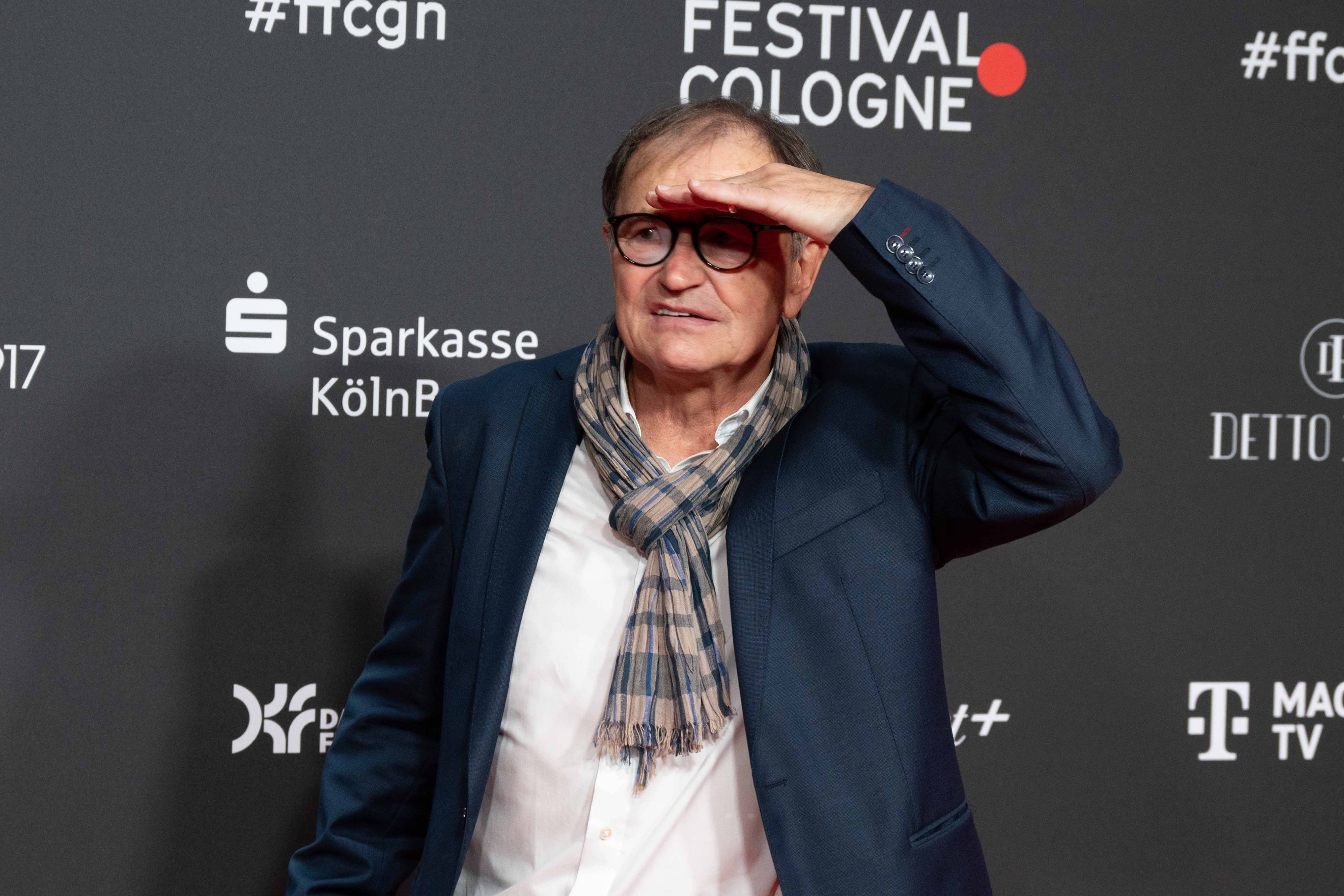 Ewald Lienen bei einer Filmpremiere auf dem Roten Teppich.