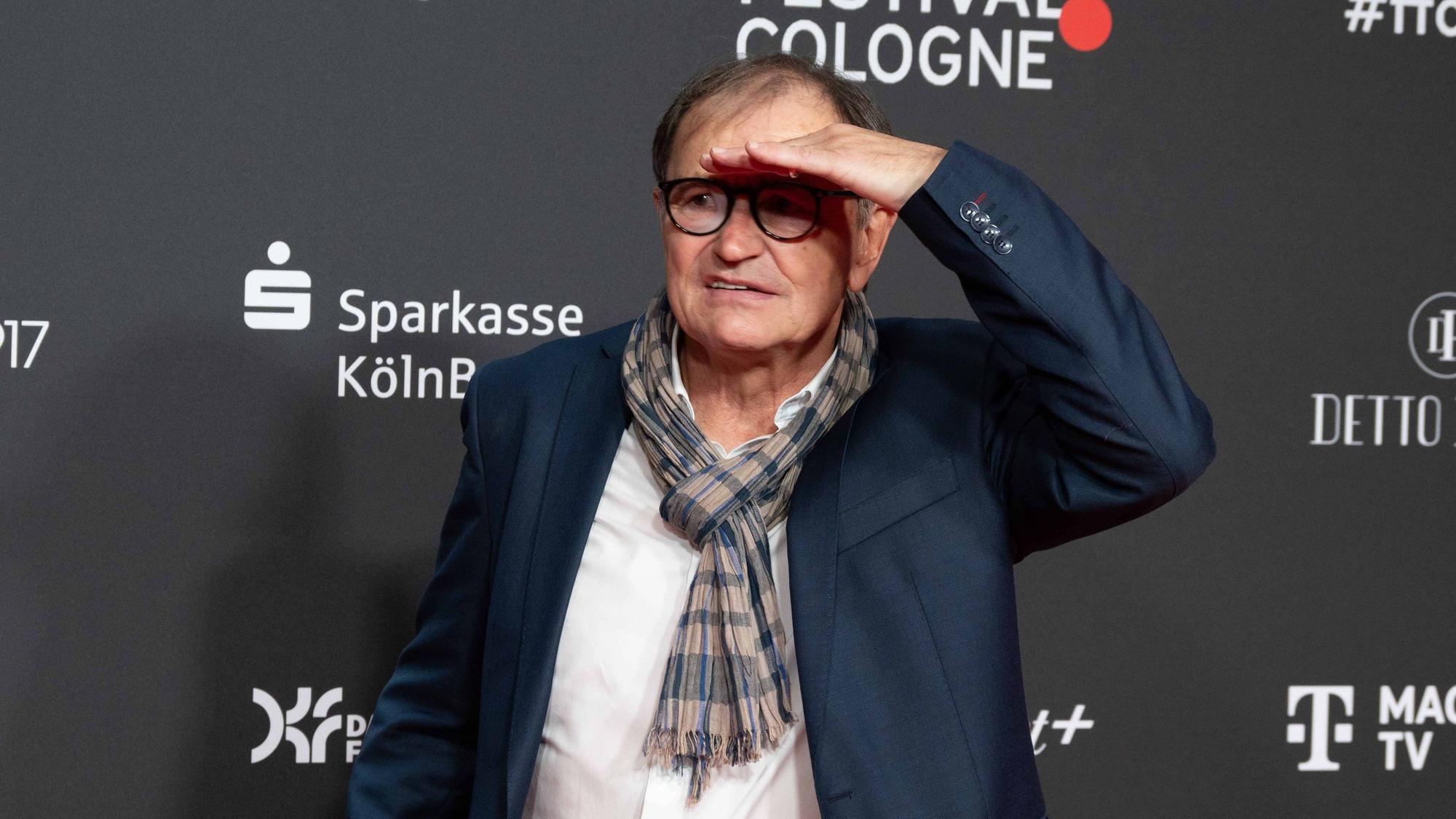 Ewald Lienen bei einer Filmpremiere auf dem Roten Teppich.