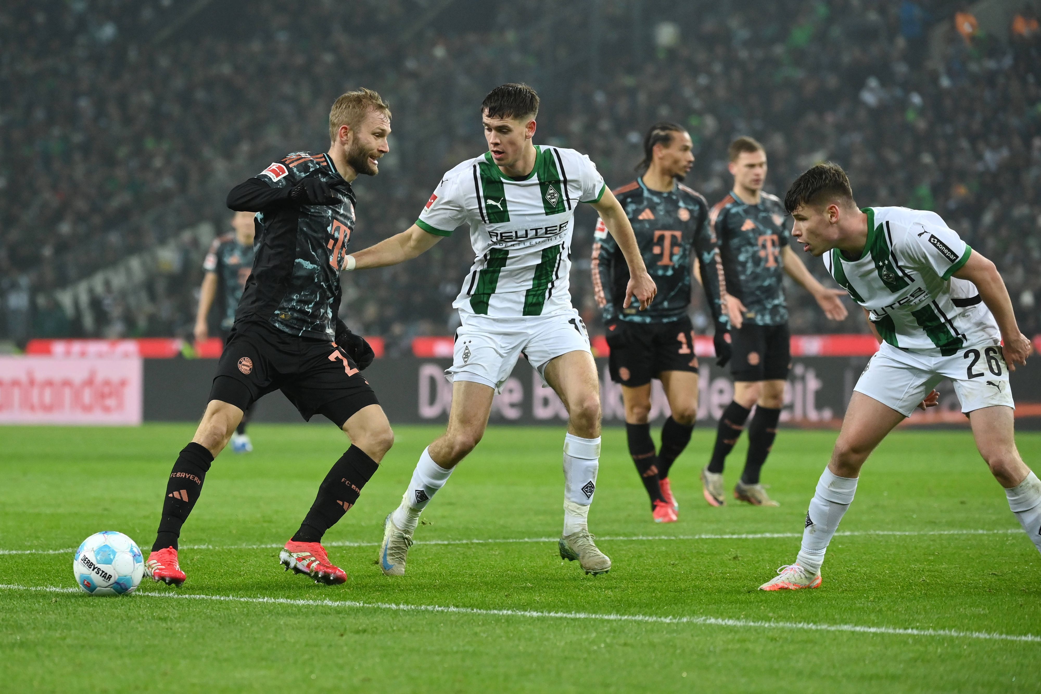 Konrad Laimer mit dem Bal im Strafraum gegen Gladbach.
