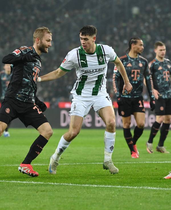 Konrad Laimer mit dem Bal im Strafraum gegen Gladbach.