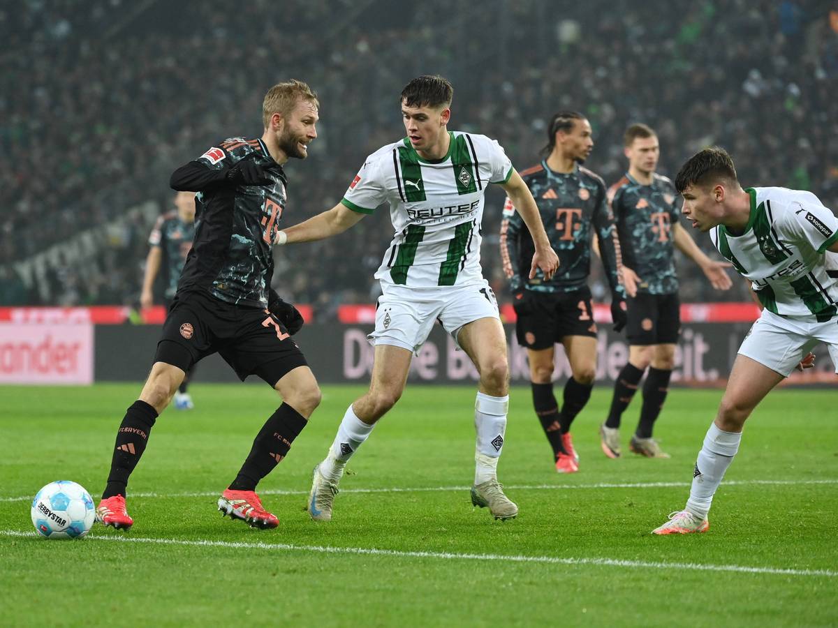 Konrad Laimer mit dem Bal im Strafraum gegen Gladbach.