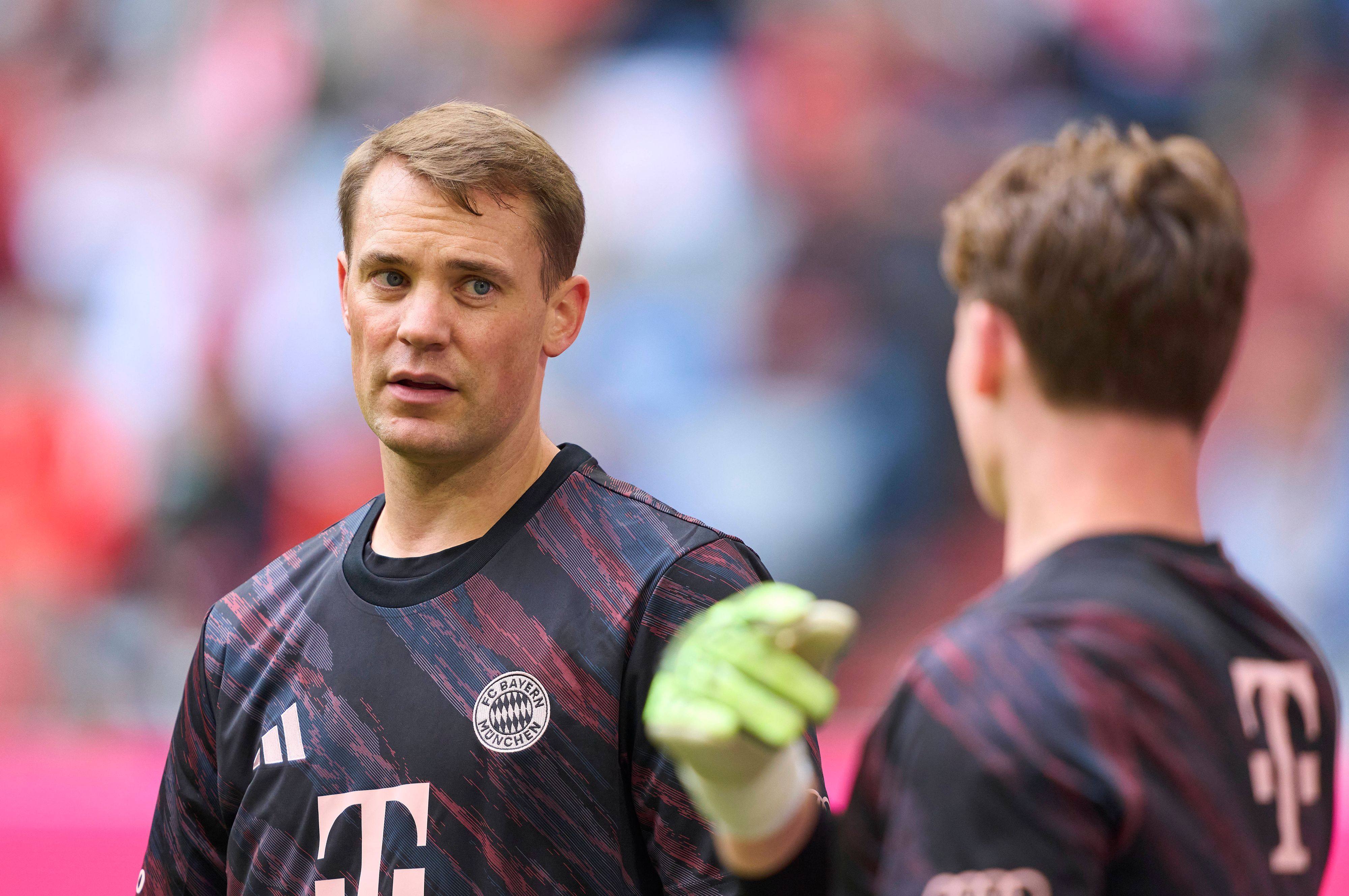 Manuel Neuer und Jonas Urbig beim Warmmachen.