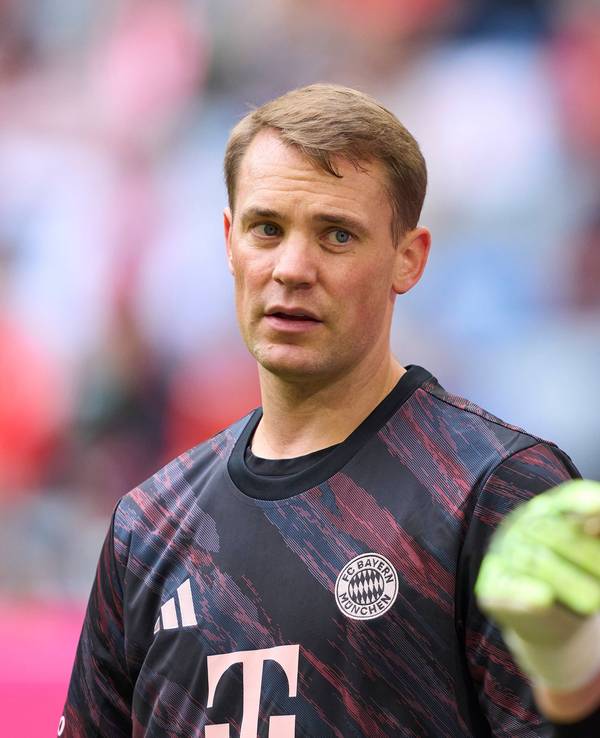 Manuel Neuer und Jonas Urbig beim Warmmachen.