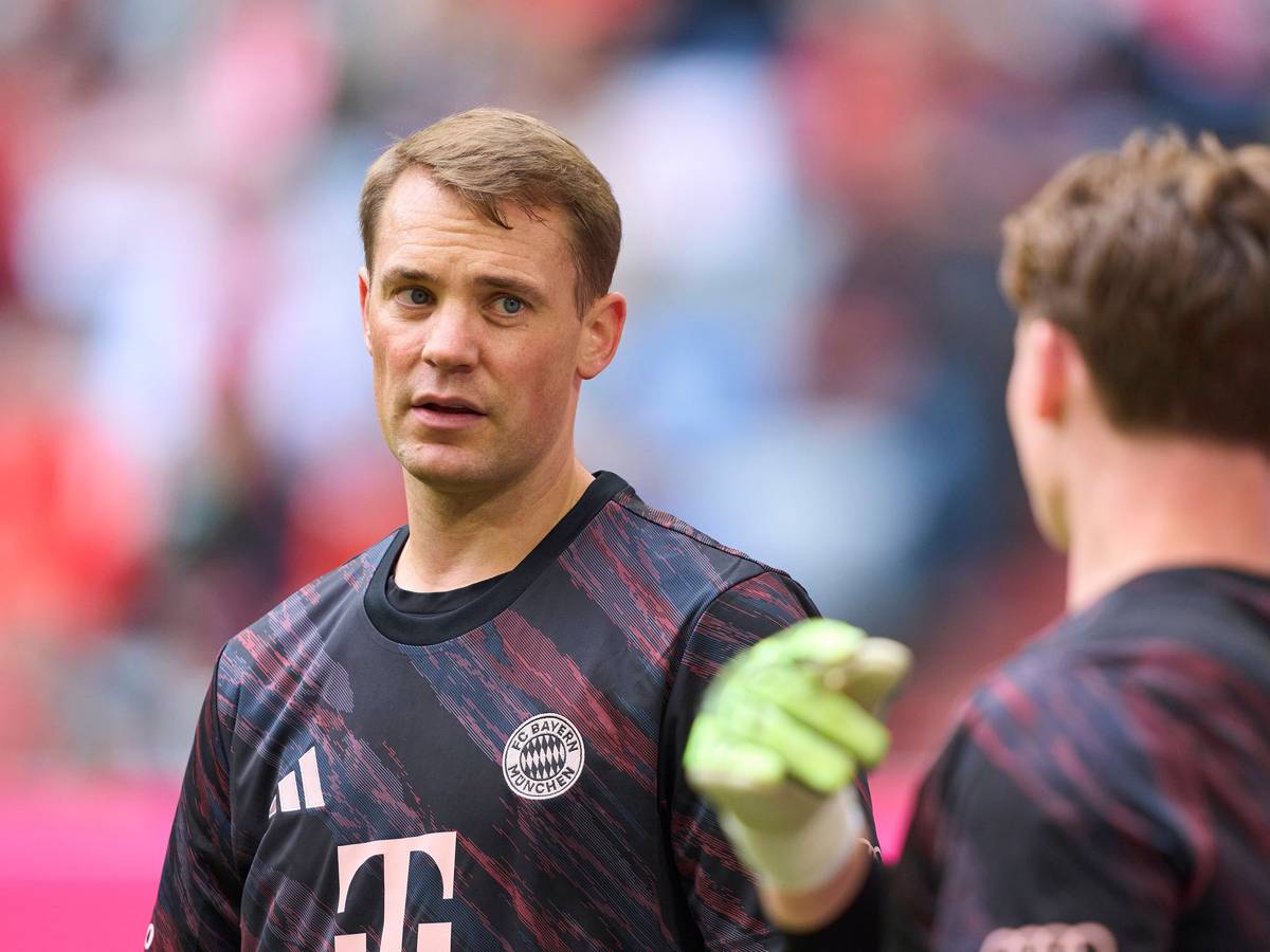 Manuel Neuer und Jonas Urbig beim Warmmachen.