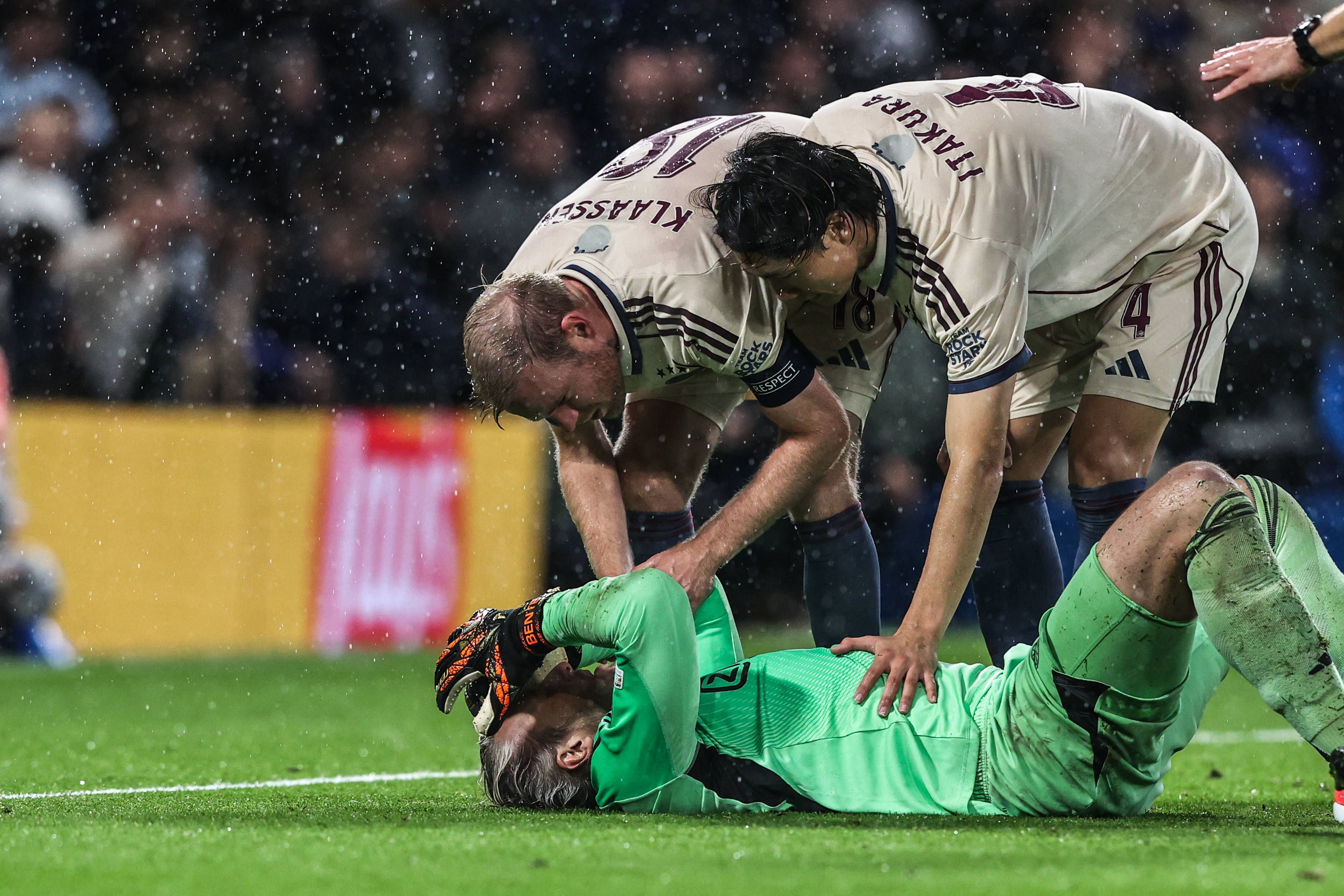 Ko Itakura tröstet seinen Keeper, der am Boden liegt.