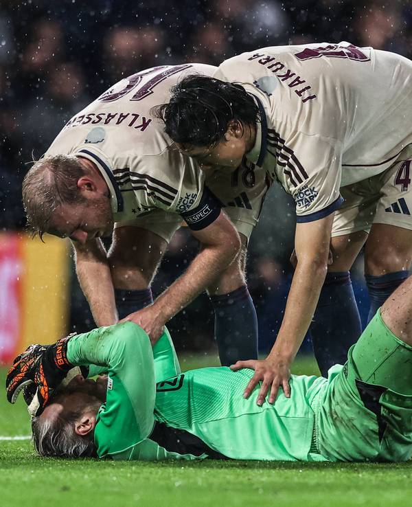 Ko Itakura tröstet seinen Keeper, der am Boden liegt.