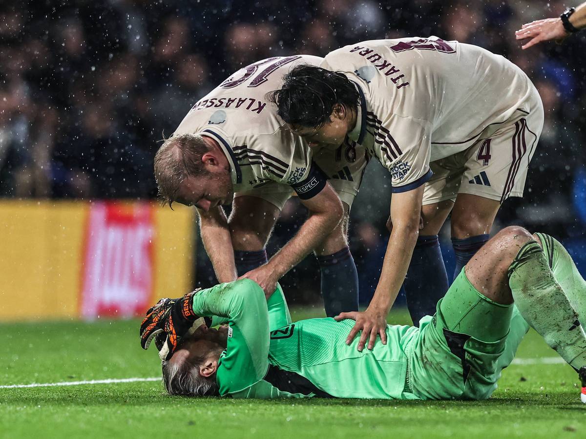 Ko Itakura tröstet seinen Keeper, der am Boden liegt.